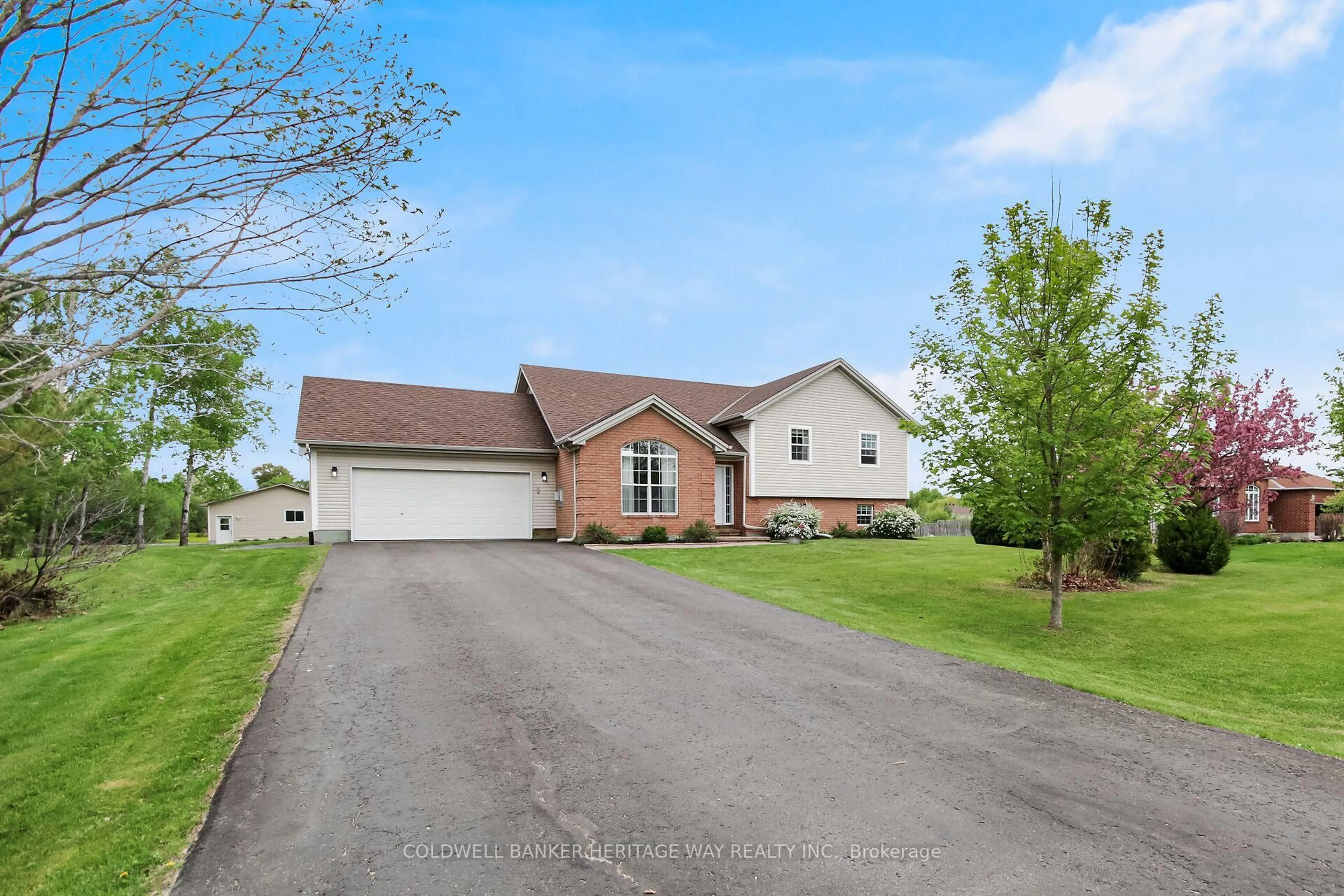 A pic from outside/outdoor area/front of a property/back of a property/a pic from drone, street for 268 Heather Cres, Almonte Ontario K0A 1A0