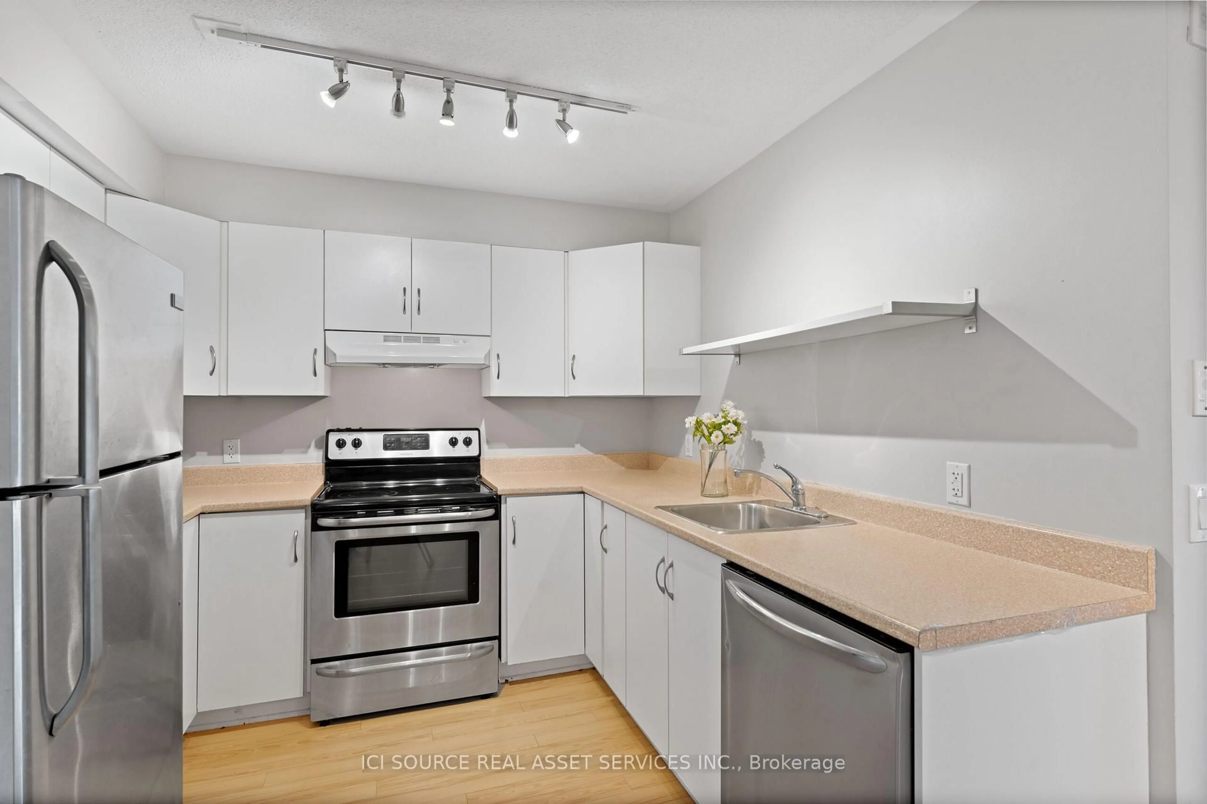 Standard kitchen, unknown for 138 Somerset St #812, Ottawa Ontario K2P 0A3