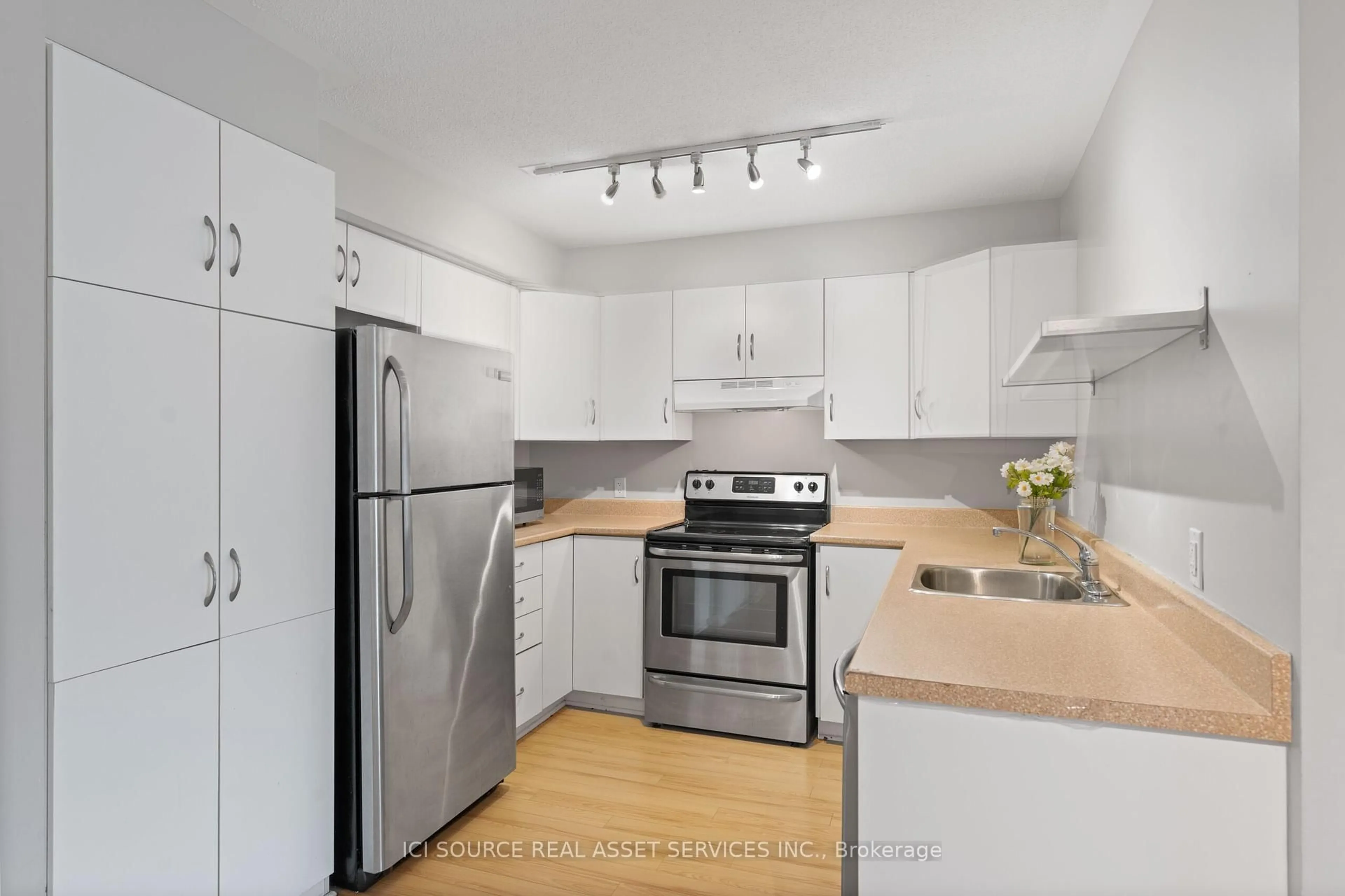 Standard kitchen, unknown for 138 Somerset St #812, Ottawa Ontario K2P 0A3