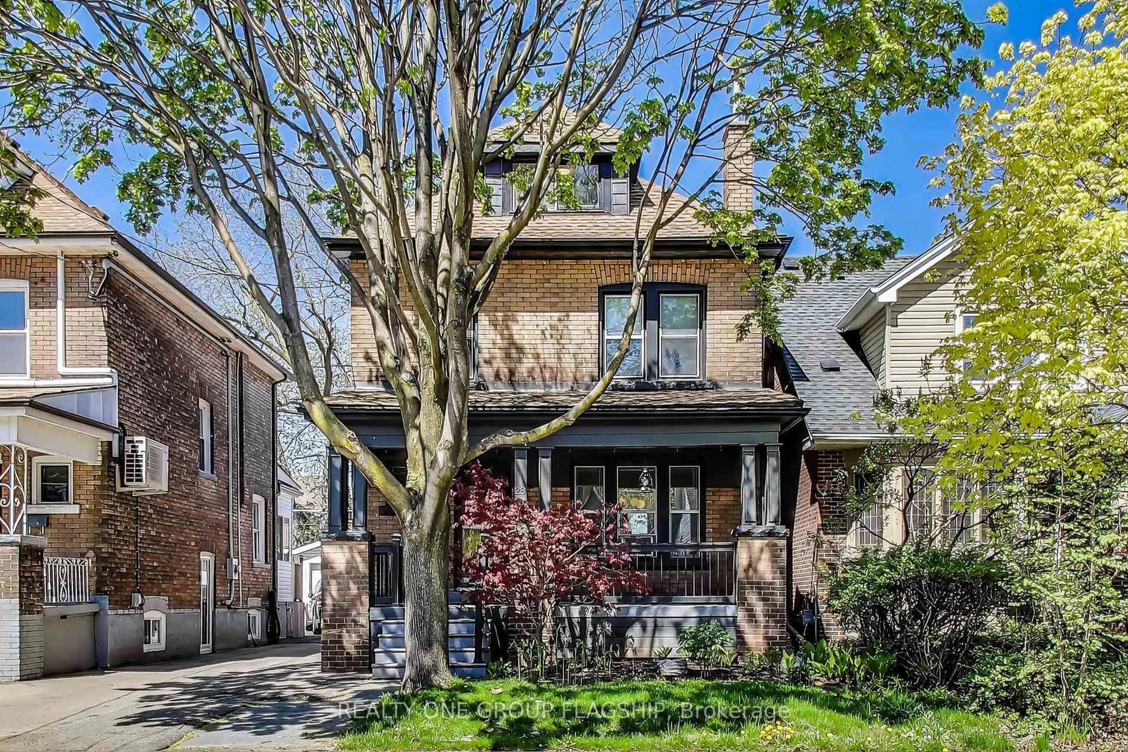 Home with brick exterior material, street for 23 Rosslyn Ave, Hamilton Ontario L8L 7P1
