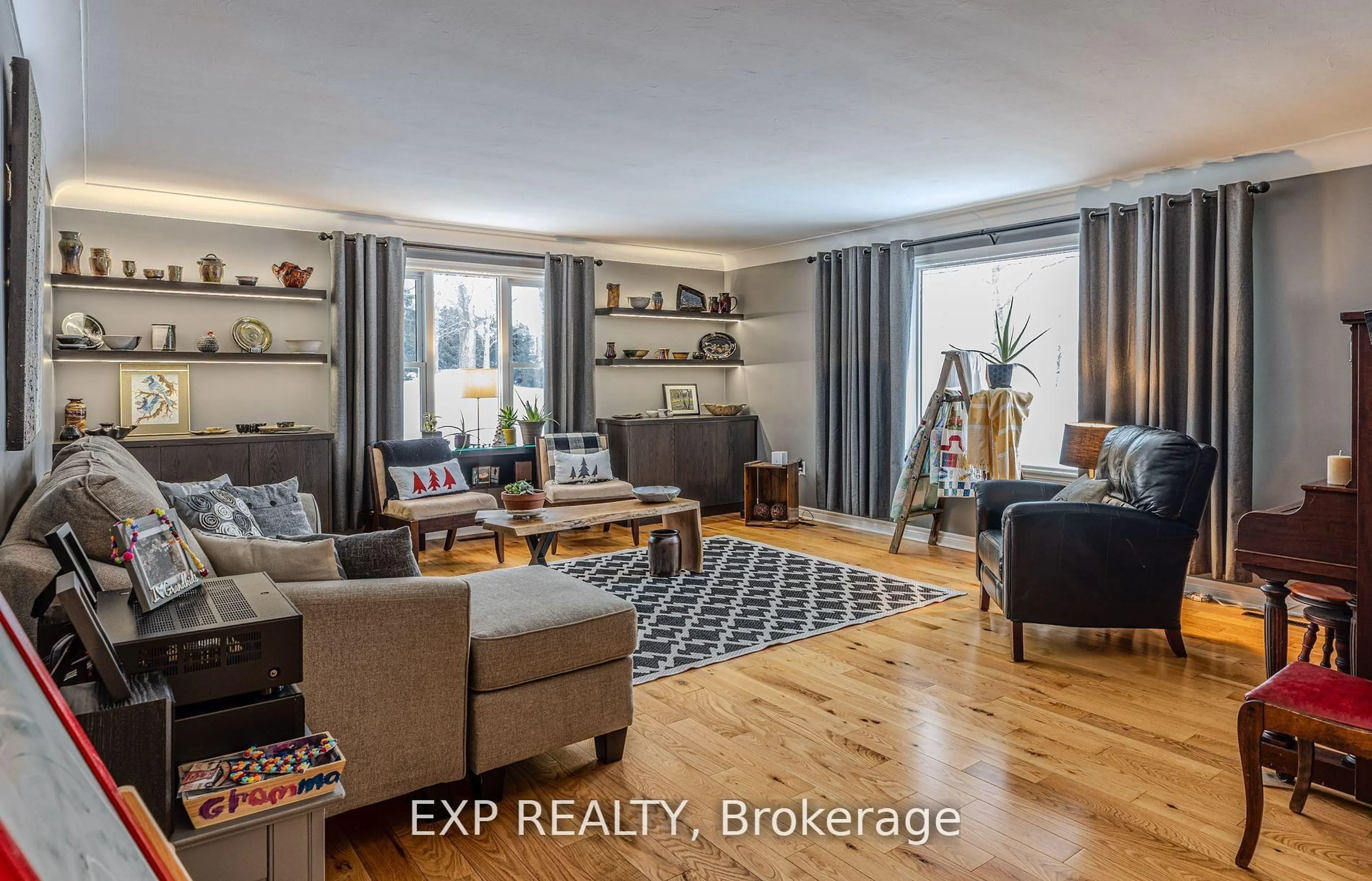 Living room with furniture, wood/laminate floor for 46930 SPARTA Line, Central Elgin Ontario N0L 2H0