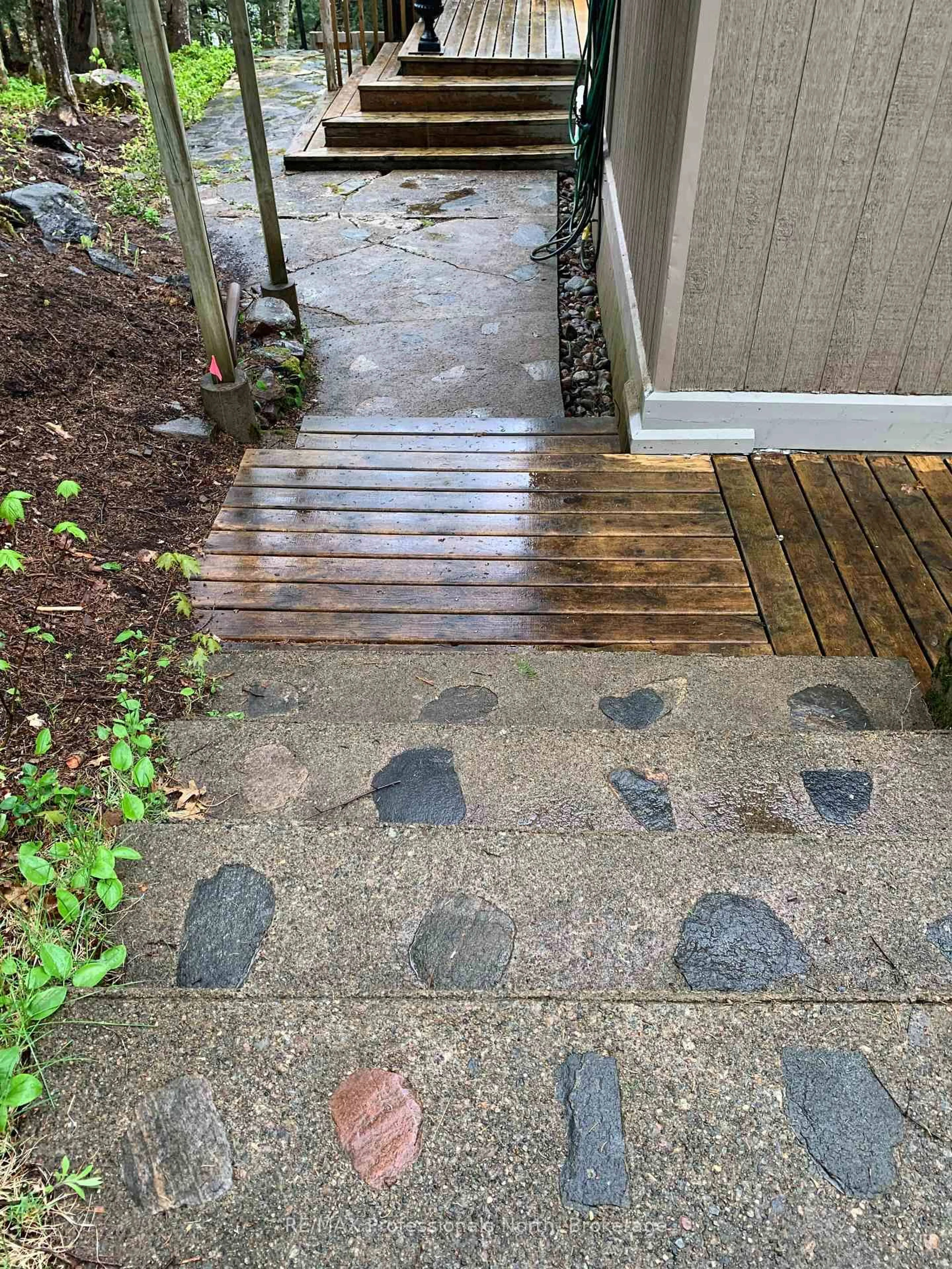 Patio, street for 6213 Kennisis Lake Rd, Dysart et al Ontario K0M 1S0