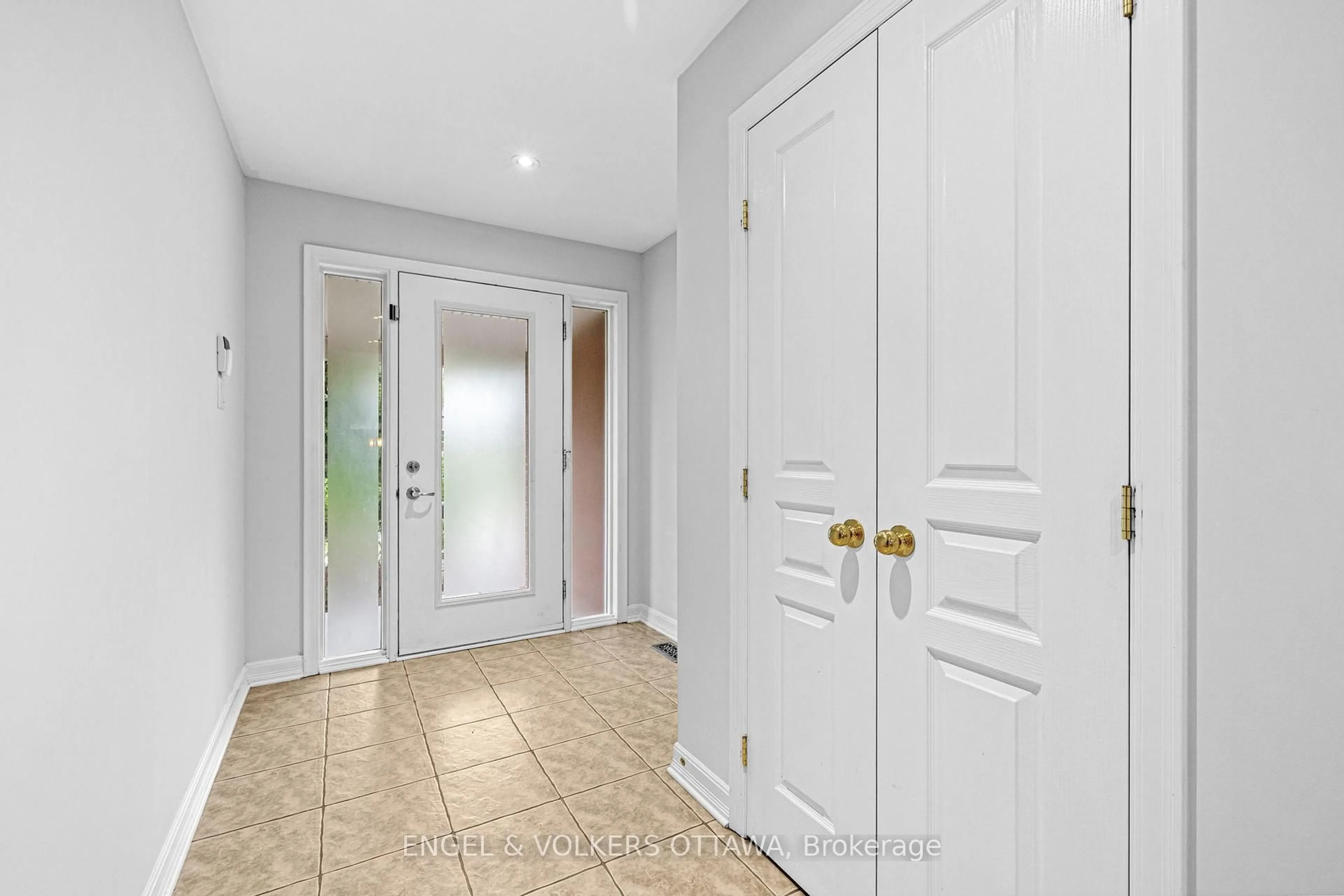 Indoor entryway for 2368 Virginia Dr, Ottawa Ontario K1H 6S2