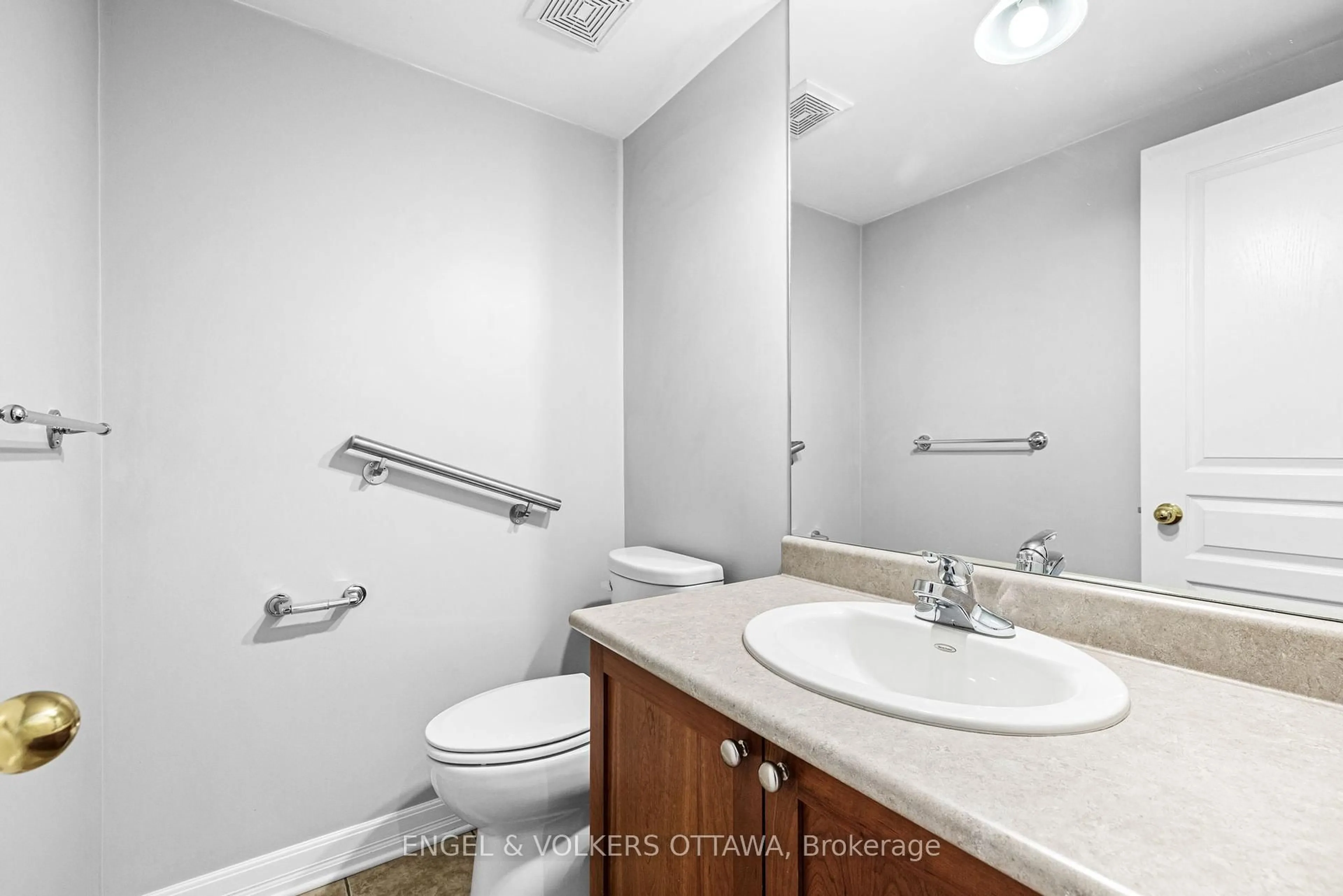 Standard bathroom, unknown for 2368 Virginia Dr, Ottawa Ontario K1H 6S2