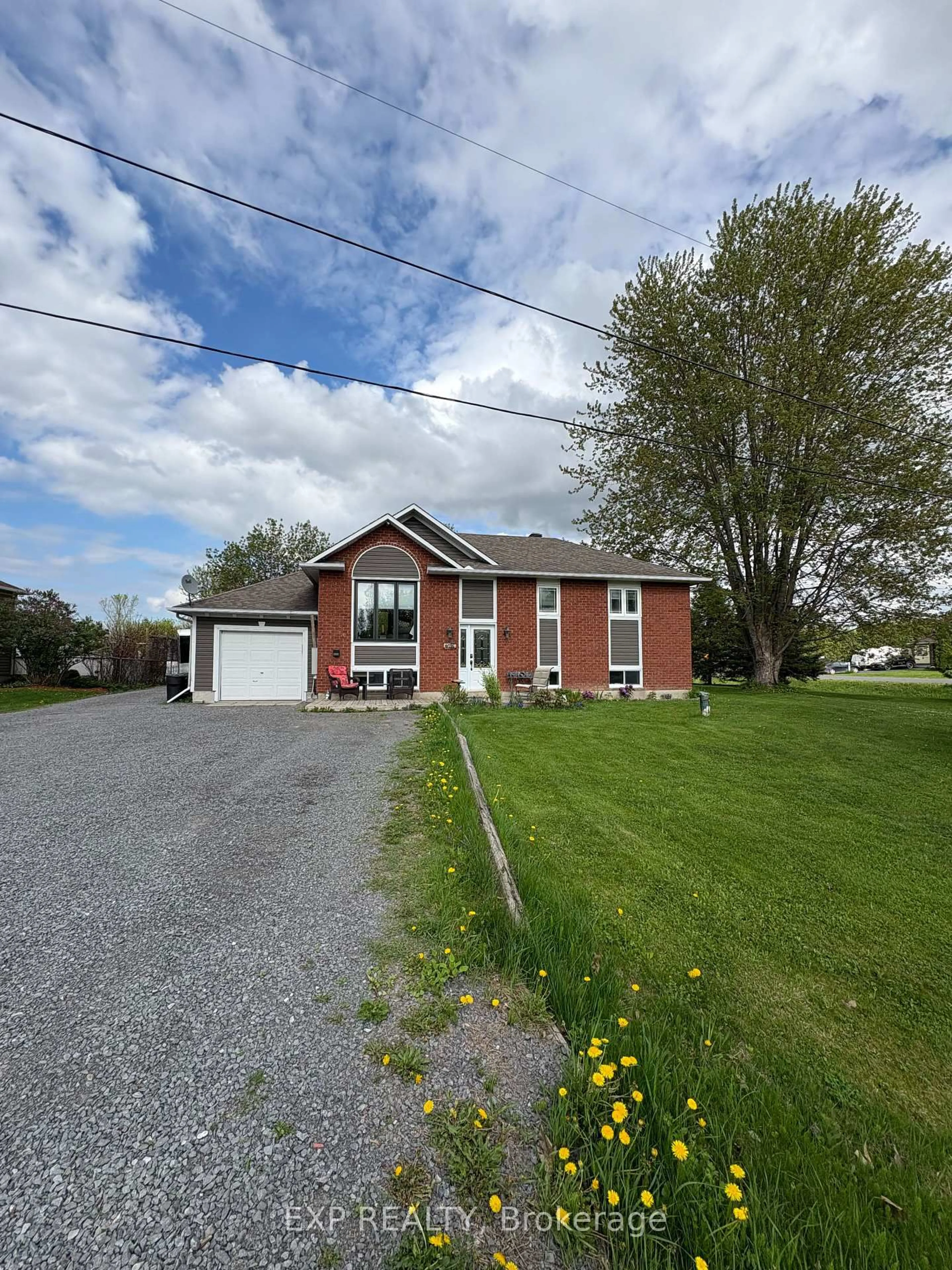 A pic from outside/outdoor area/front of a property/back of a property/a pic from drone, street for 1107 De La Foret Prom, Clarence-Rockland Ontario K4K 1K9