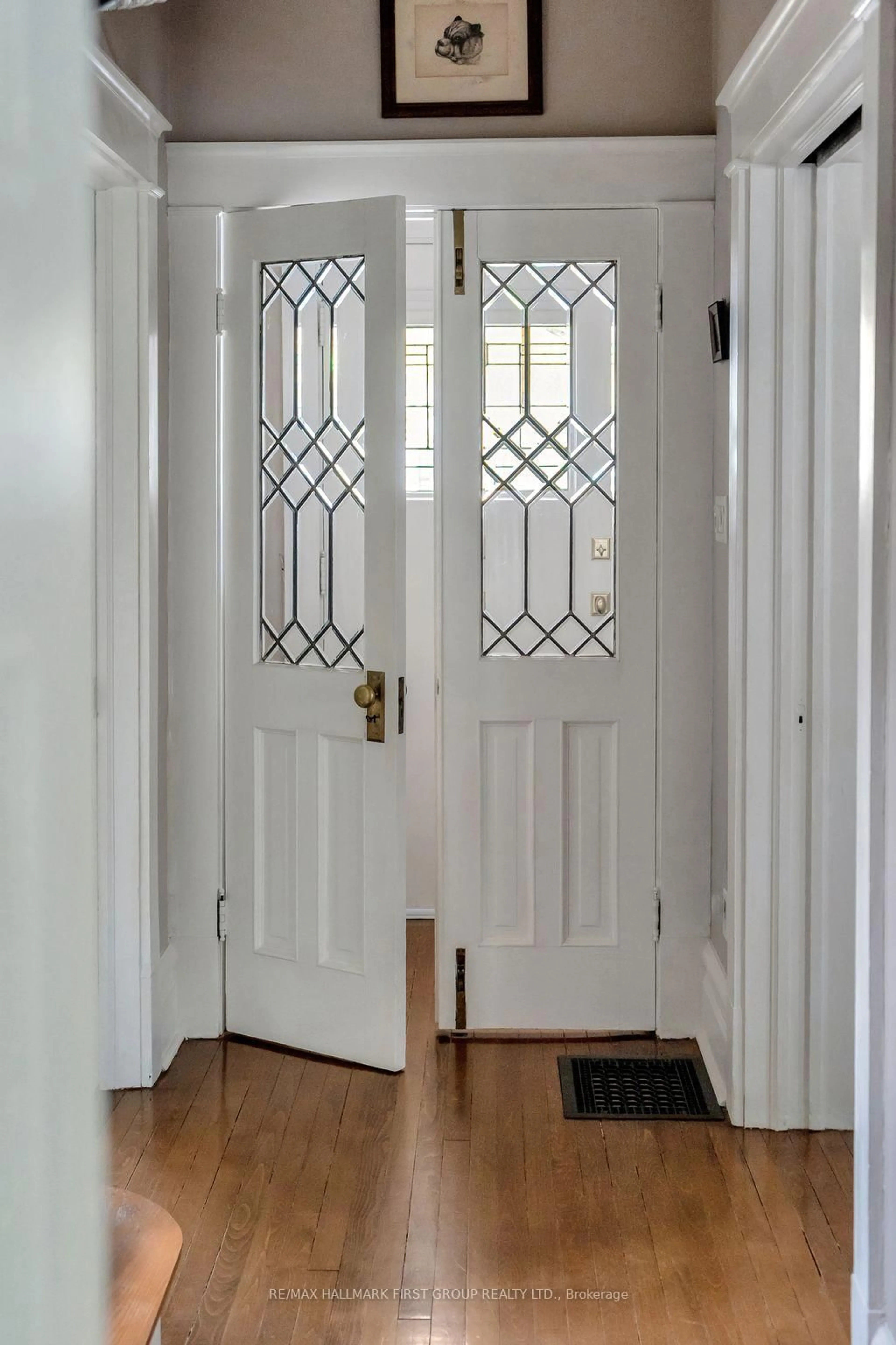 Indoor entryway for 174 King St, Cobourg Ontario K9A 2M9