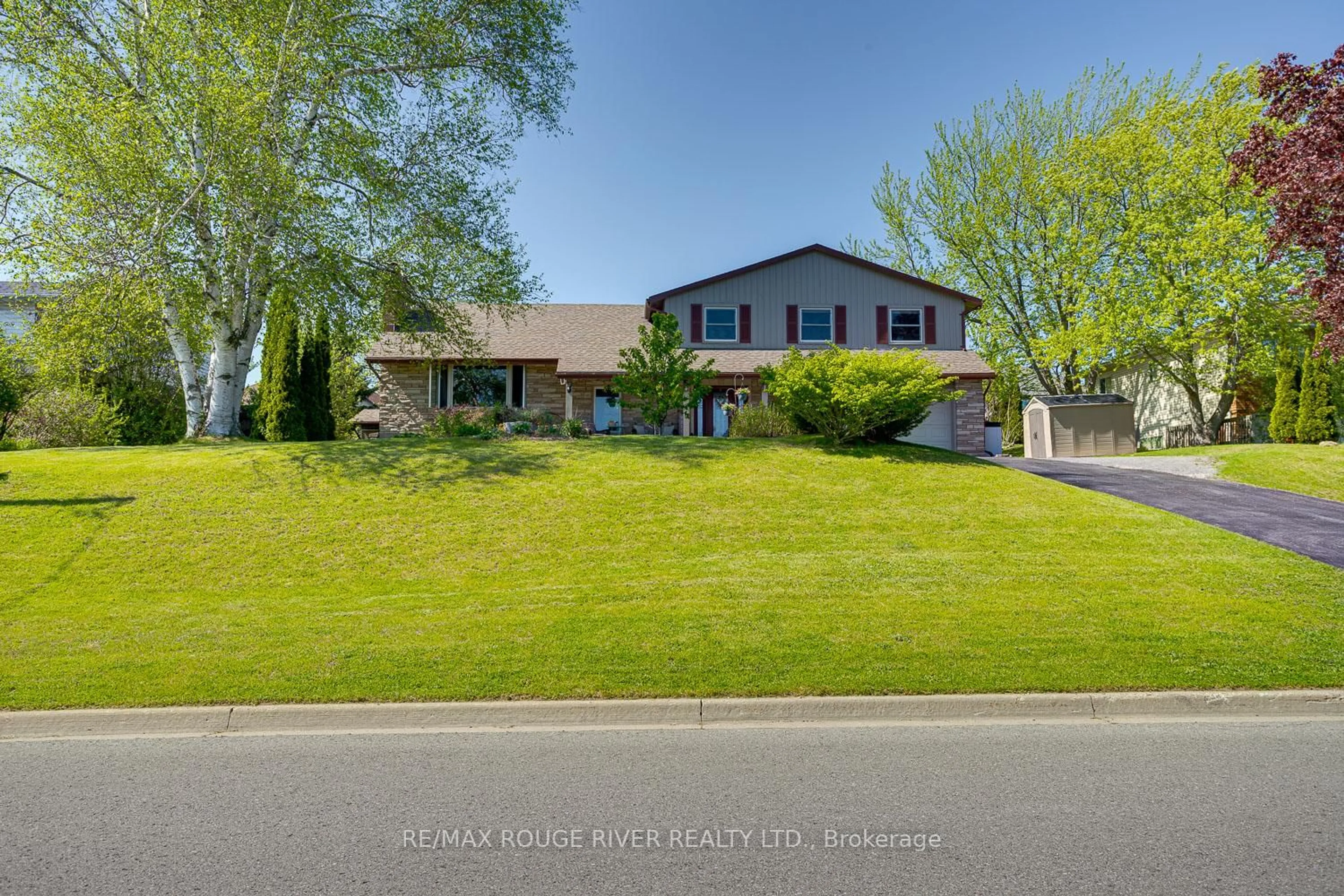 A pic from outside/outdoor area/front of a property/back of a property/a pic from drone, unknown for 10 Lakeview Hts, Brighton Ontario K0K 1H0