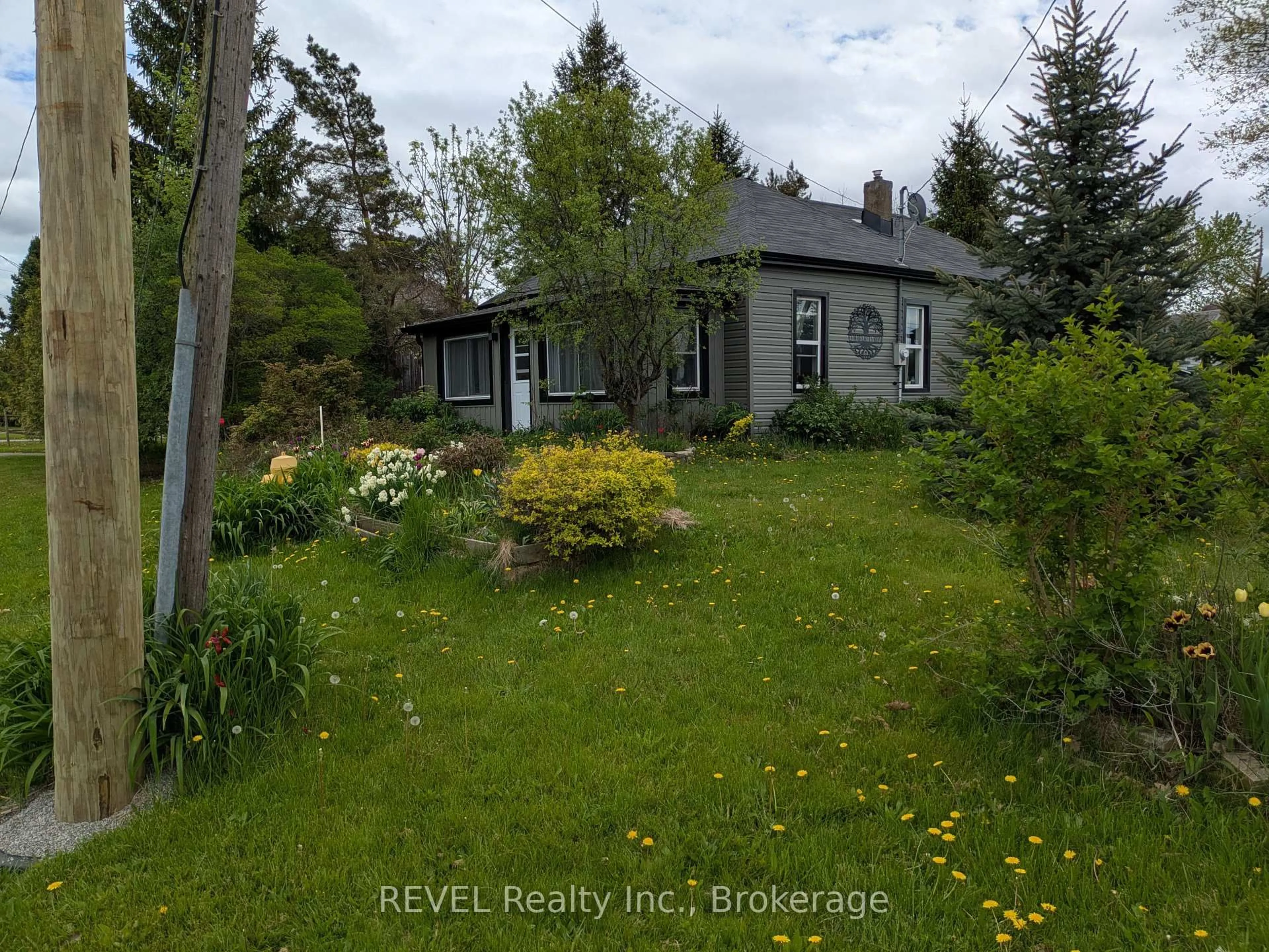 A pic from outside/outdoor area/front of a property/back of a property/a pic from drone, unknown for 43 Marlatts Rd, Thorold Ontario L2V 1N5