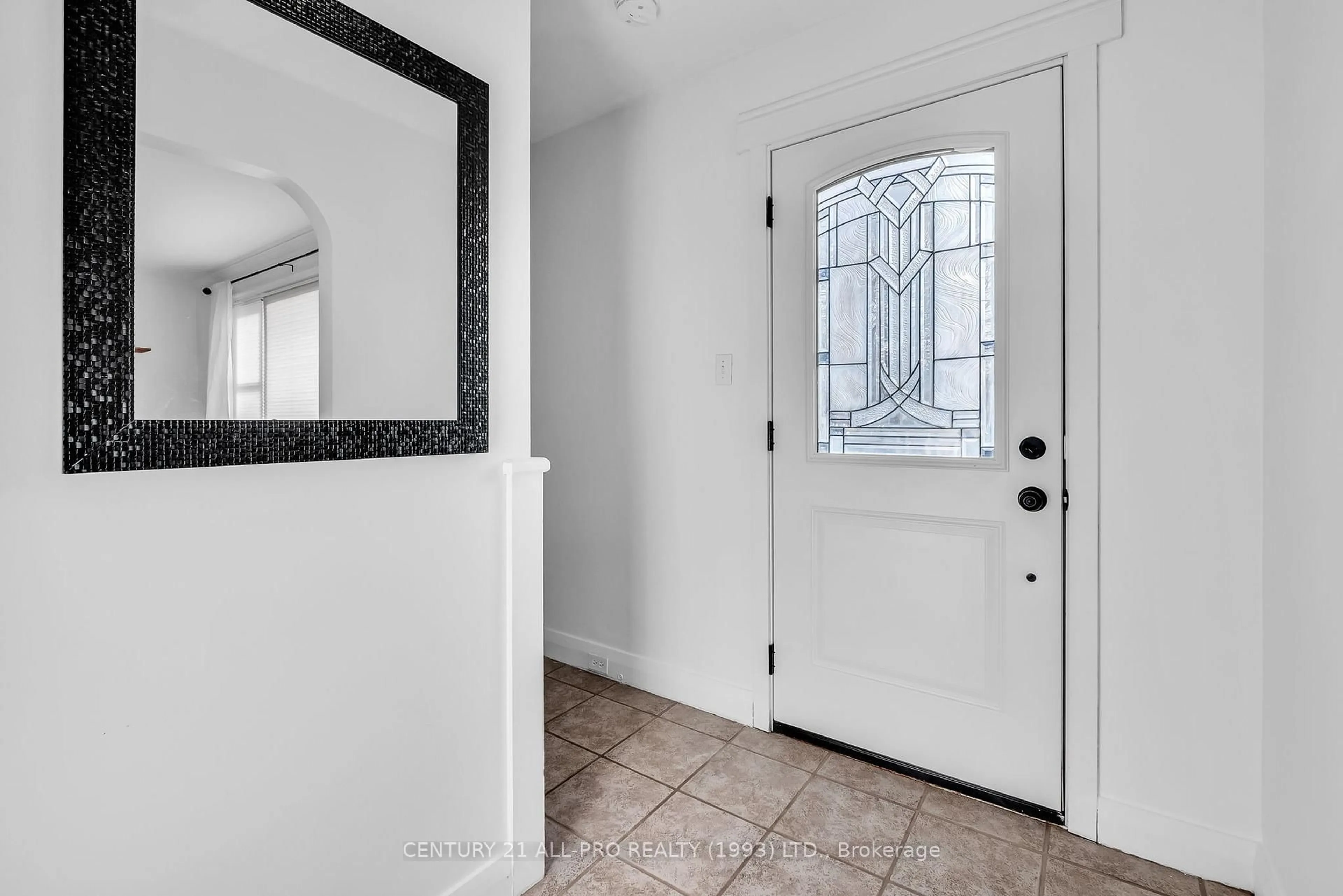 Indoor entryway for 154 Munroe St, Cobourg Ontario K9A 1C1