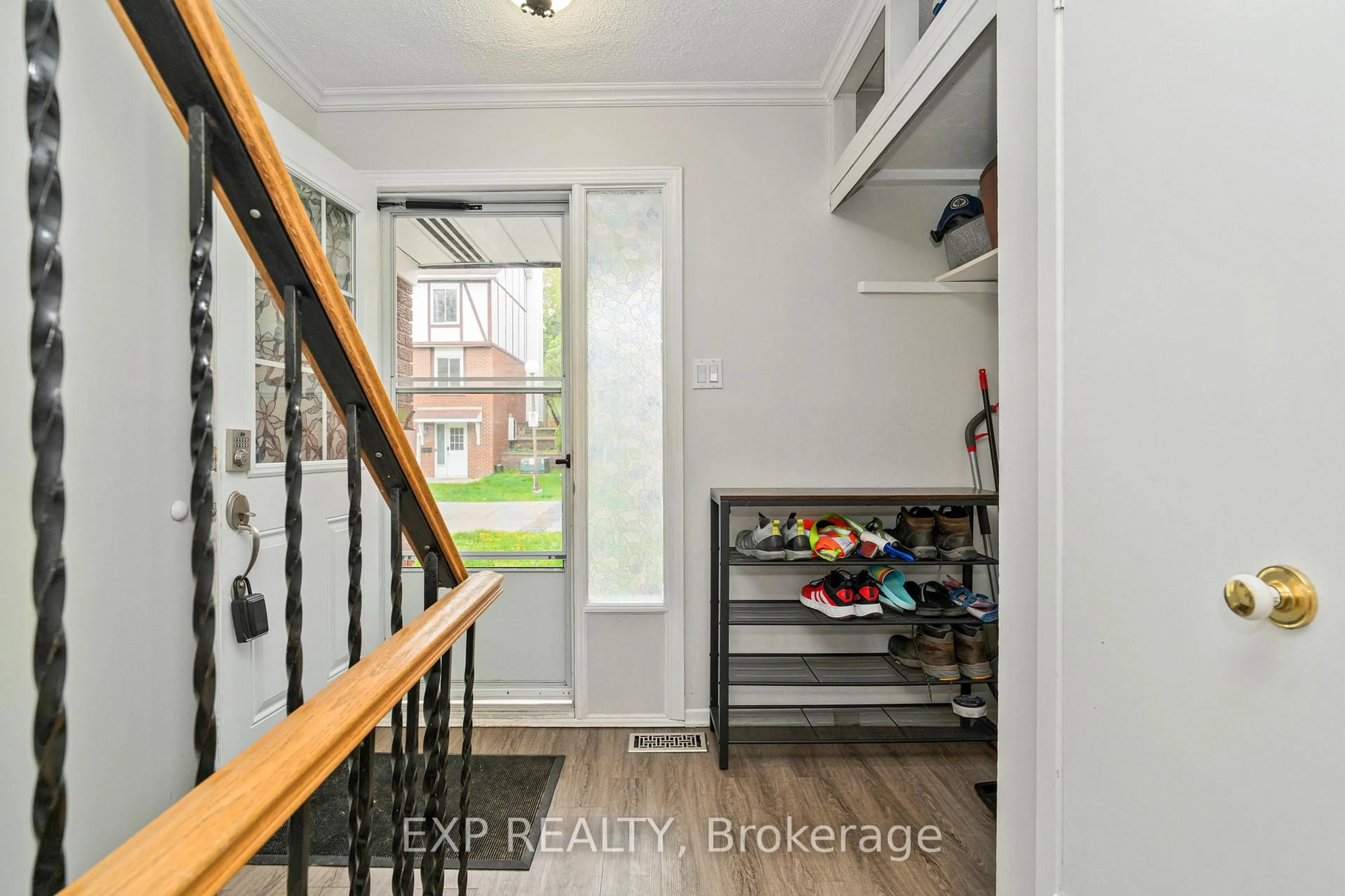 Indoor entryway for 1800 AXMINSTER Crt, Ottawa Ontario K1C 1Z5