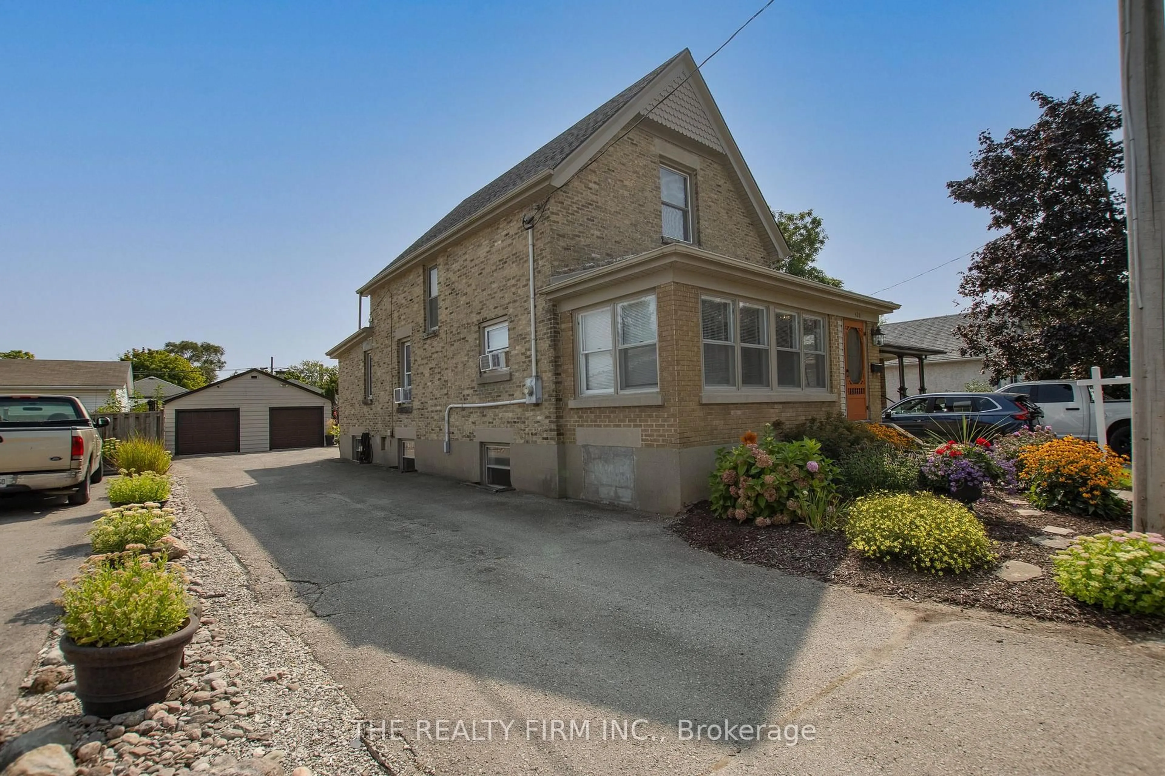 A pic from outside/outdoor area/front of a property/back of a property/a pic from drone, street for 428 Saul St, London East Ontario N5W 4T5