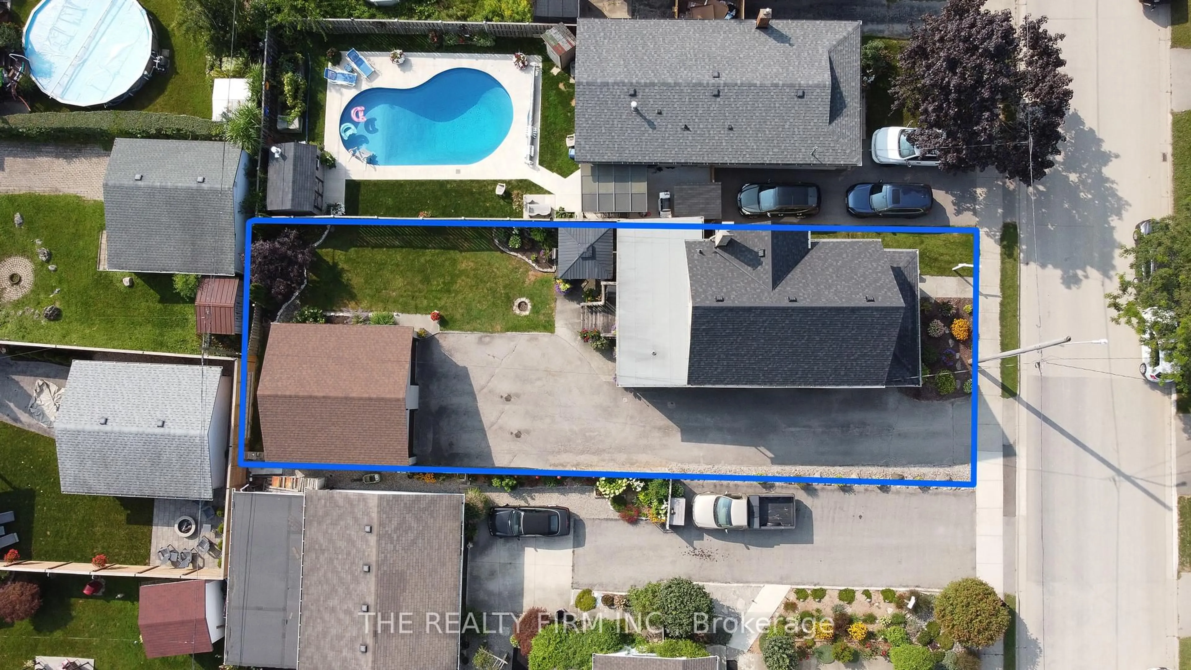 A pic from outside/outdoor area/front of a property/back of a property/a pic from drone, unknown for 428 Saul St, London East Ontario N5W 4T5