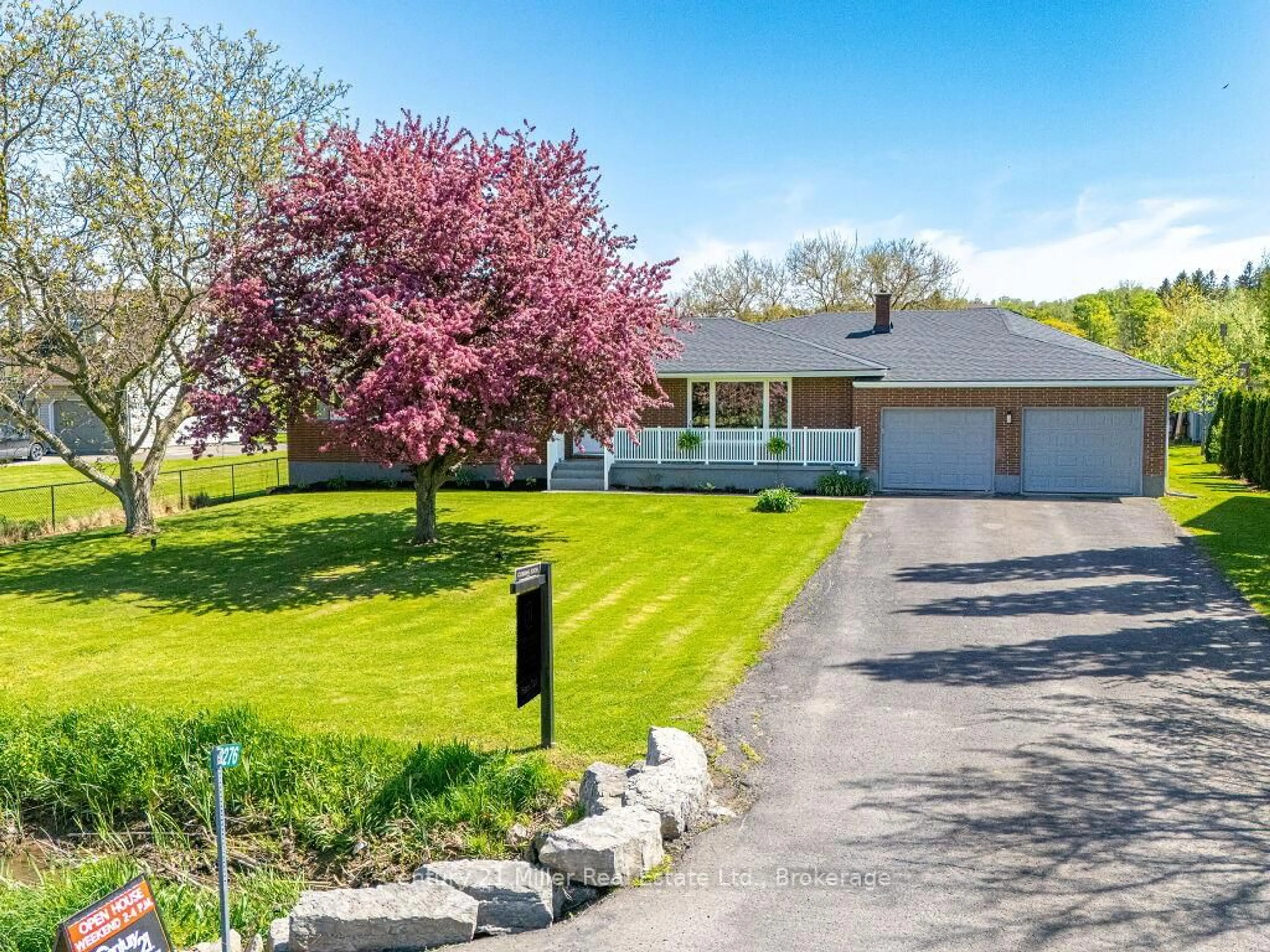A pic from outside/outdoor area/front of a property/back of a property/a pic from drone, street for 3276 Tallman Dr, Lincoln Ontario L0R 2C0