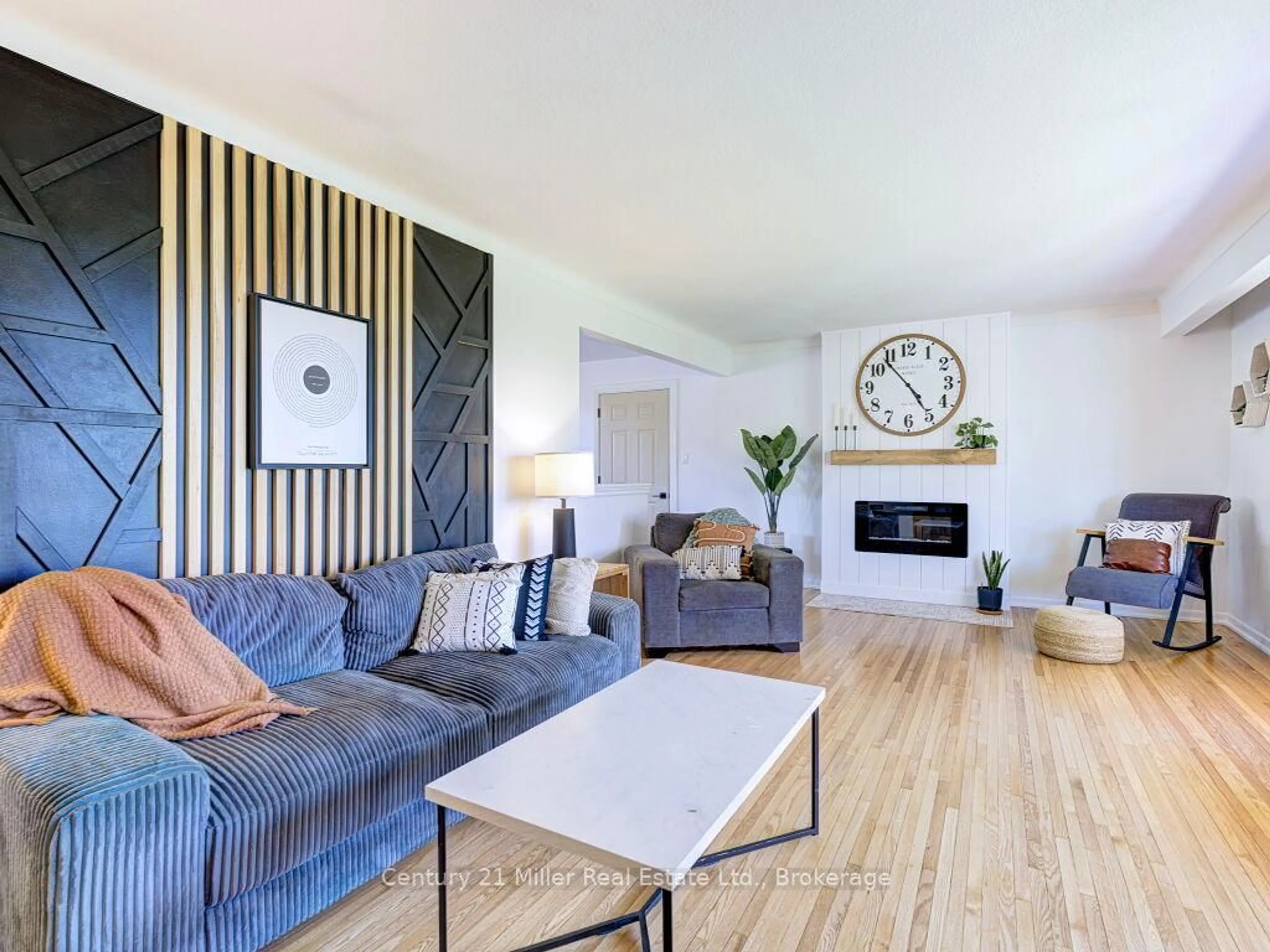 Living room with furniture, wood/laminate floor for 3276 Tallman Dr, Lincoln Ontario L0R 2C0