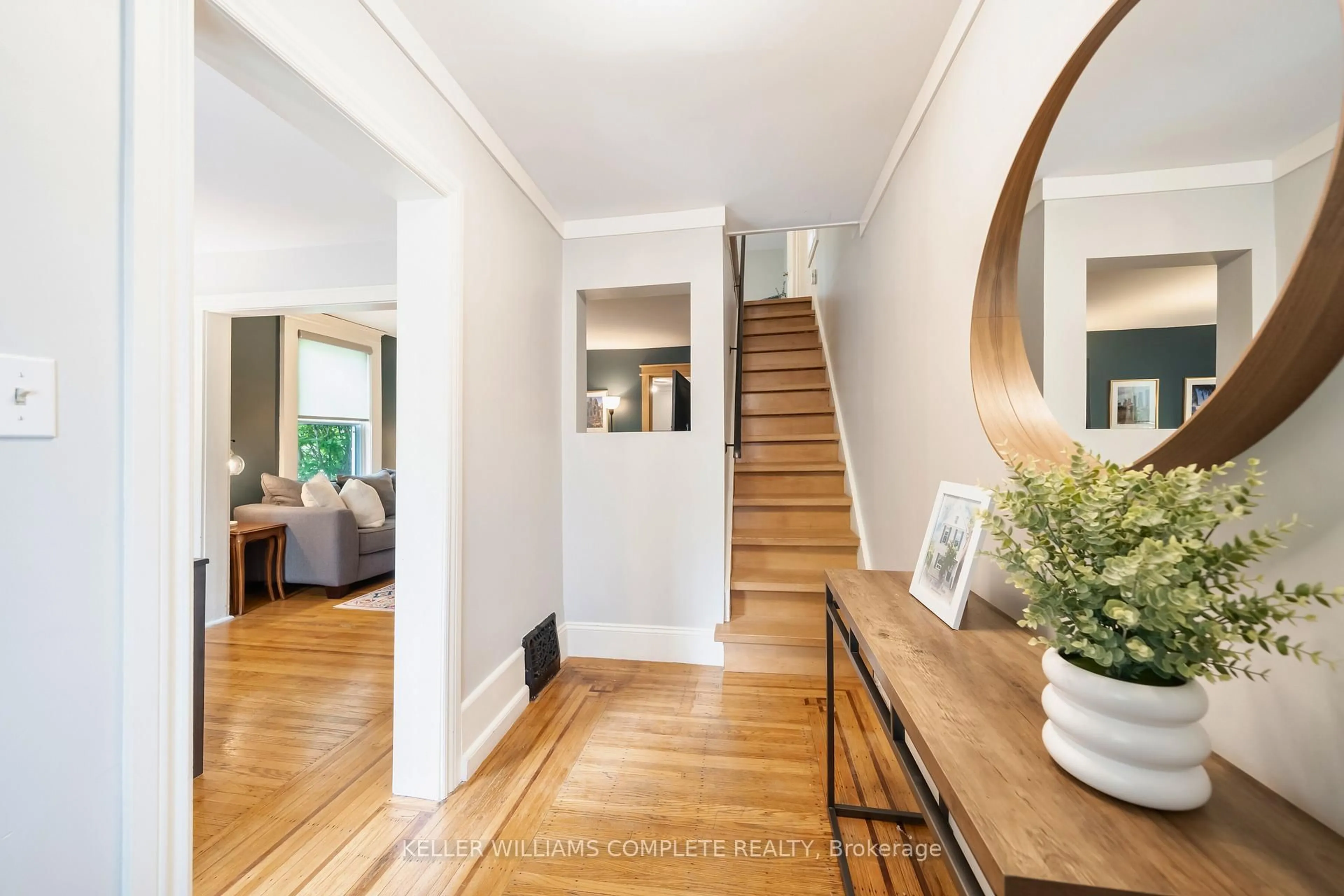 Indoor entryway for 264 Holton Ave, Hamilton Ontario L8M 2L9