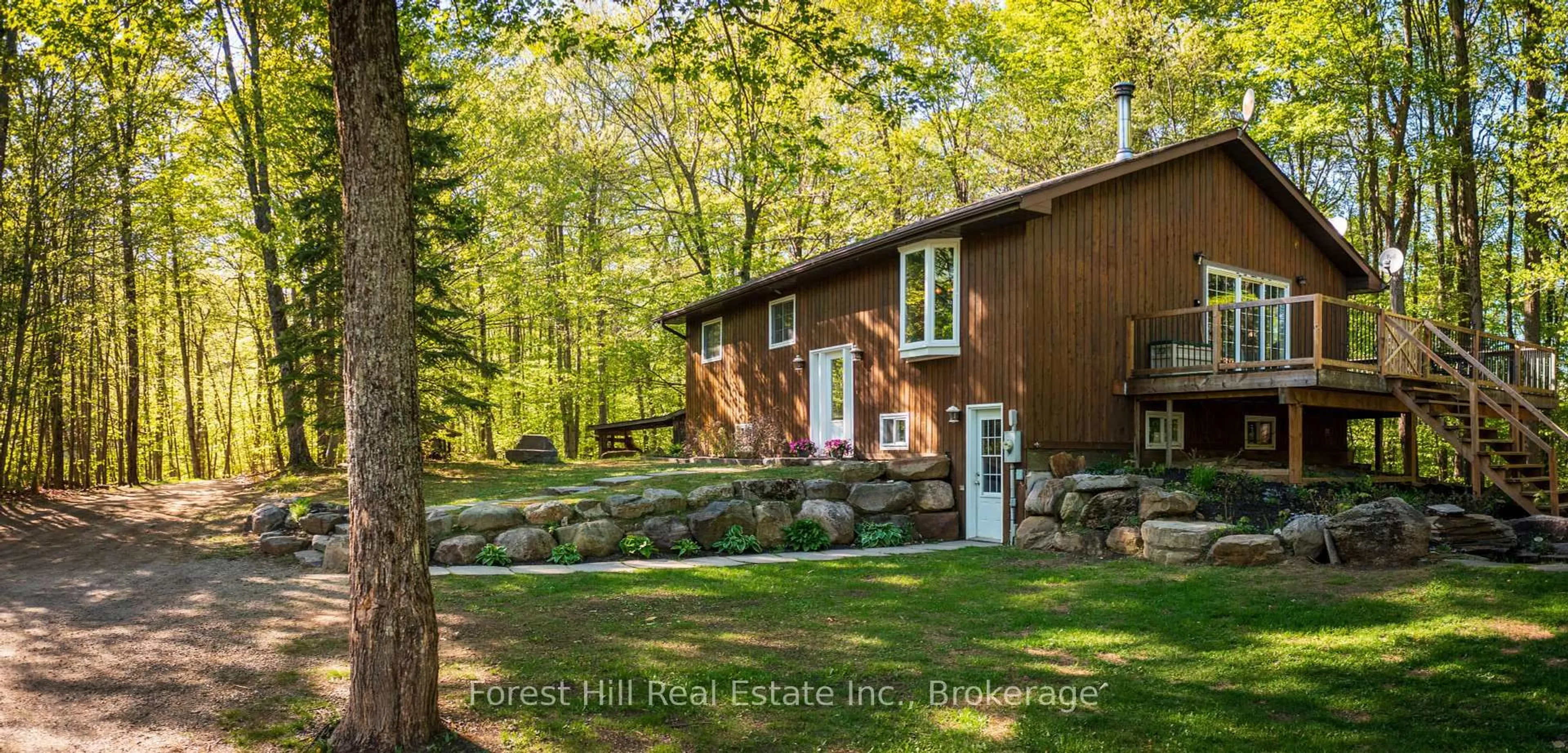 A pic from outside/outdoor area/front of a property/back of a property/a pic from drone, water/lake/river/ocean view for 917 Portage Rd, Lake of Bays Ontario P1H 2J6
