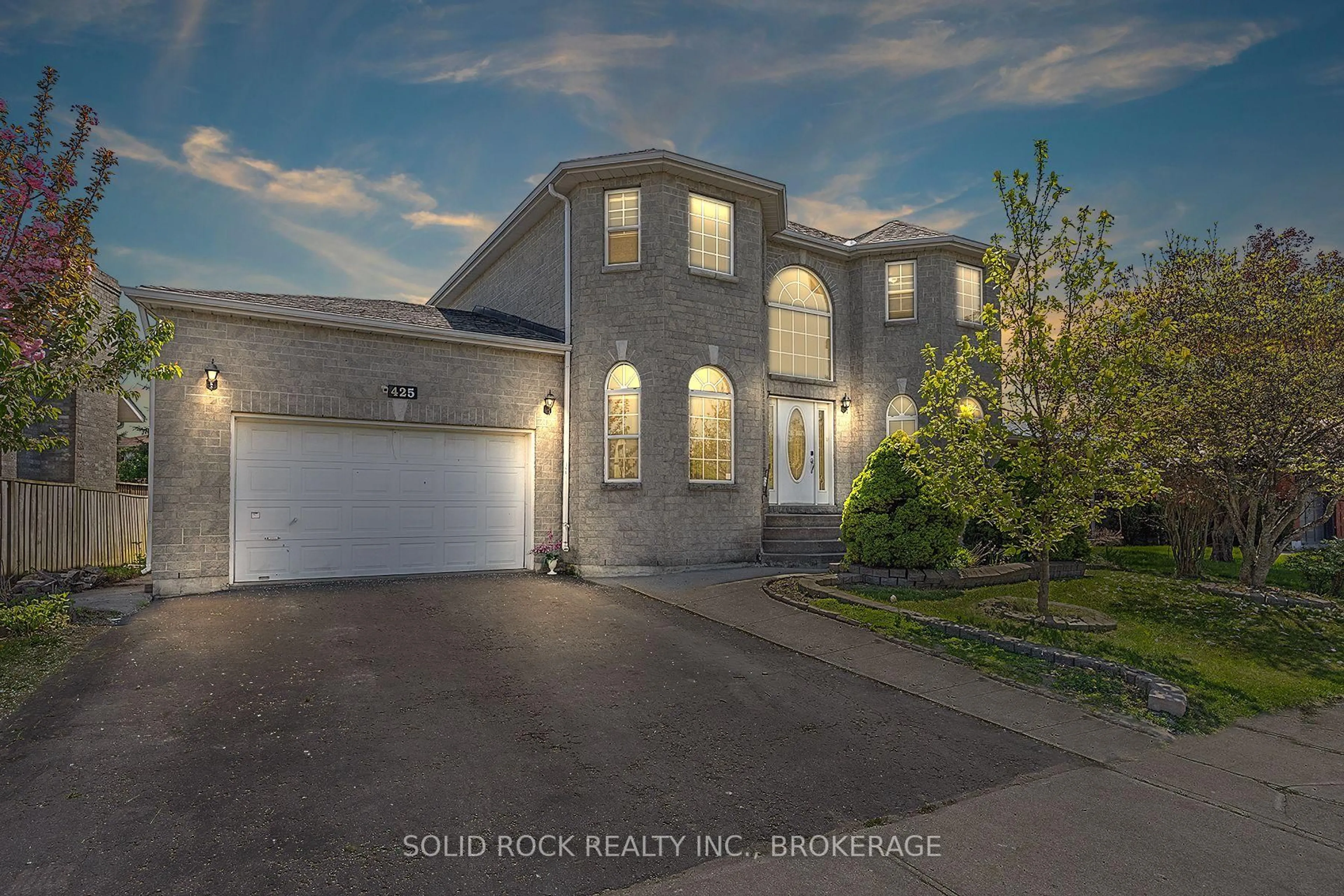 A pic from outside/outdoor area/front of a property/back of a property/a pic from drone, unknown for 425 Kingsdale Ave, Kingston Ontario K7M 7Z9