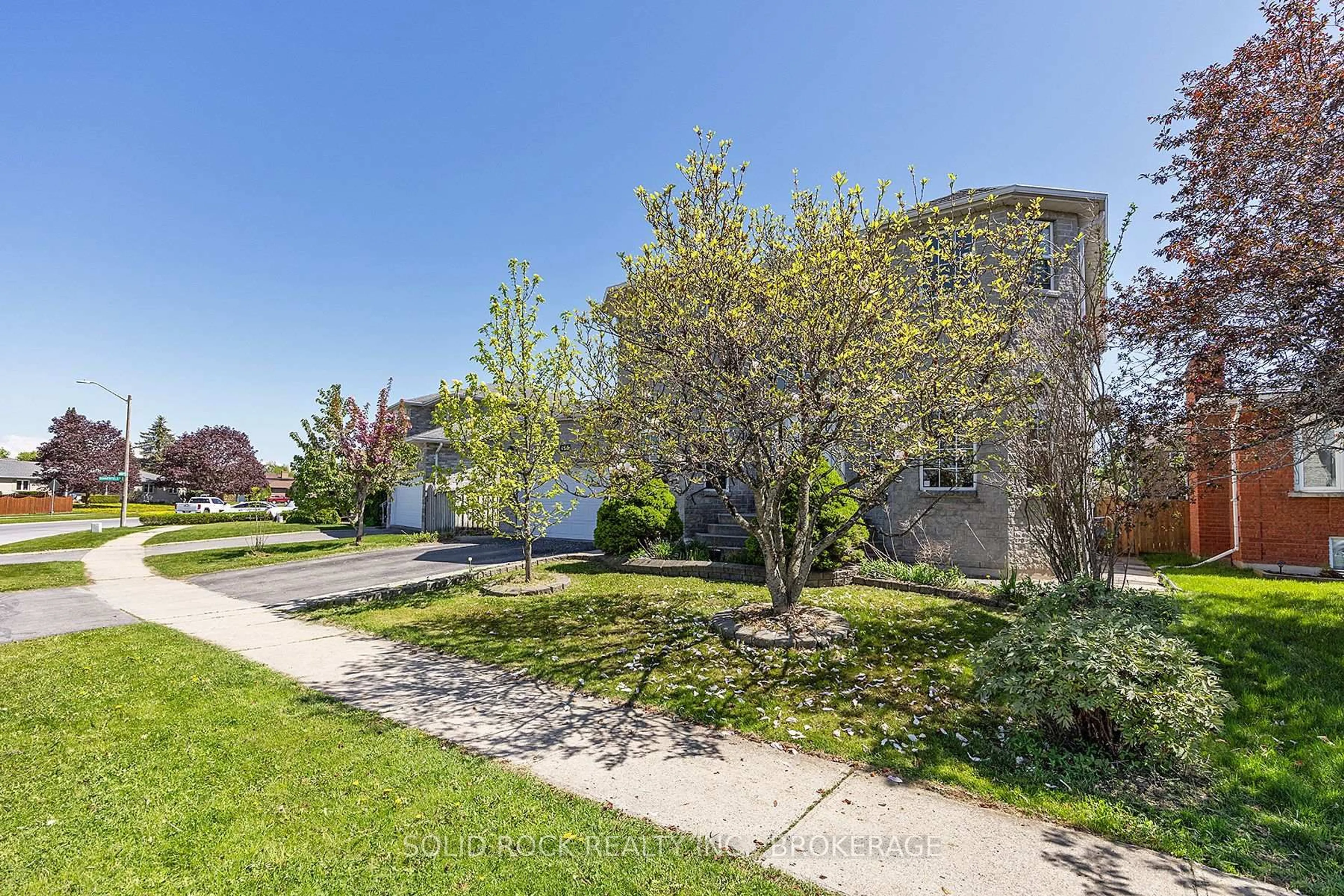 A pic from outside/outdoor area/front of a property/back of a property/a pic from drone, street for 425 Kingsdale Ave, Kingston Ontario K7M 7Z9