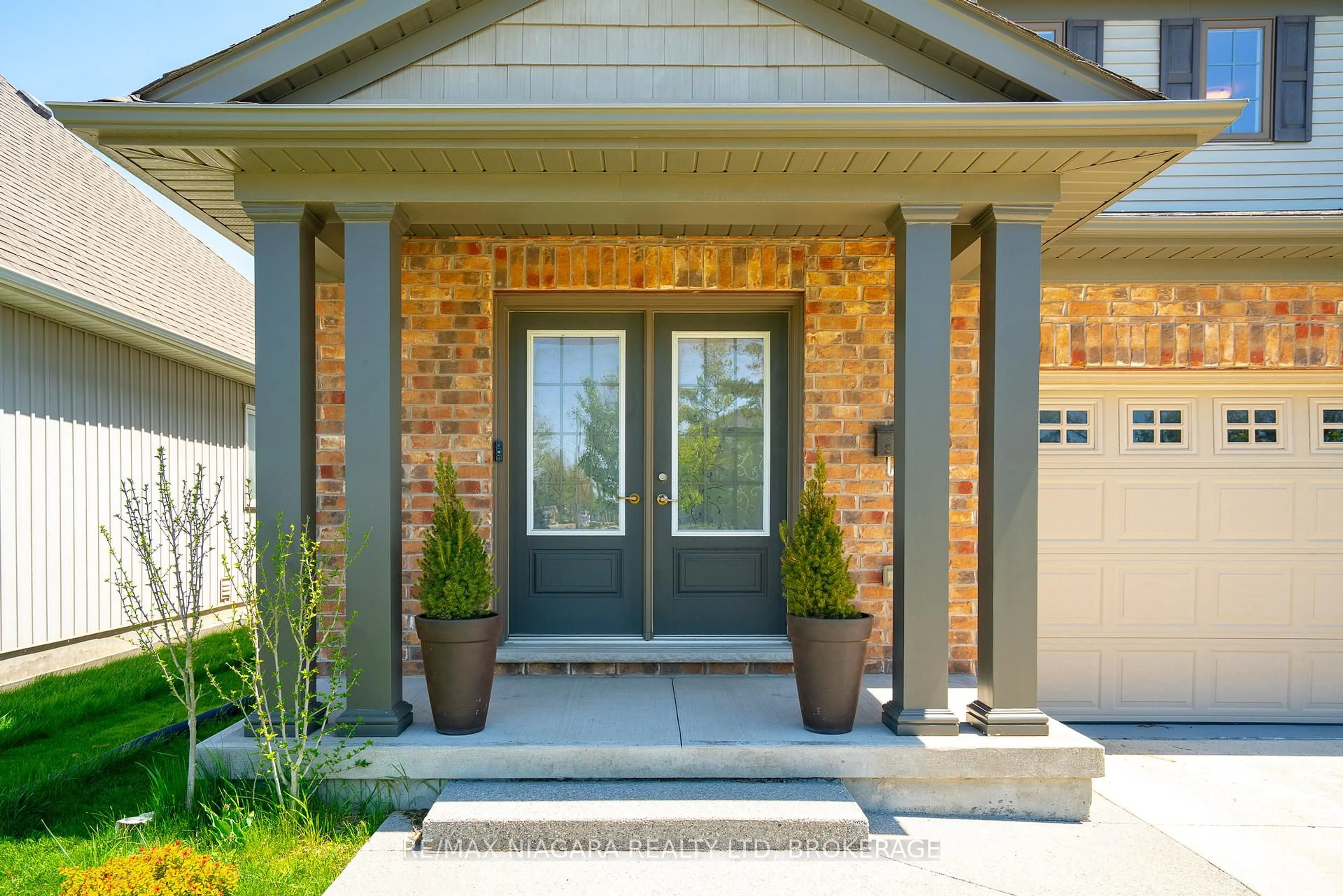 Indoor entryway for 179 Classic Ave, Welland Ontario L3B 0A3