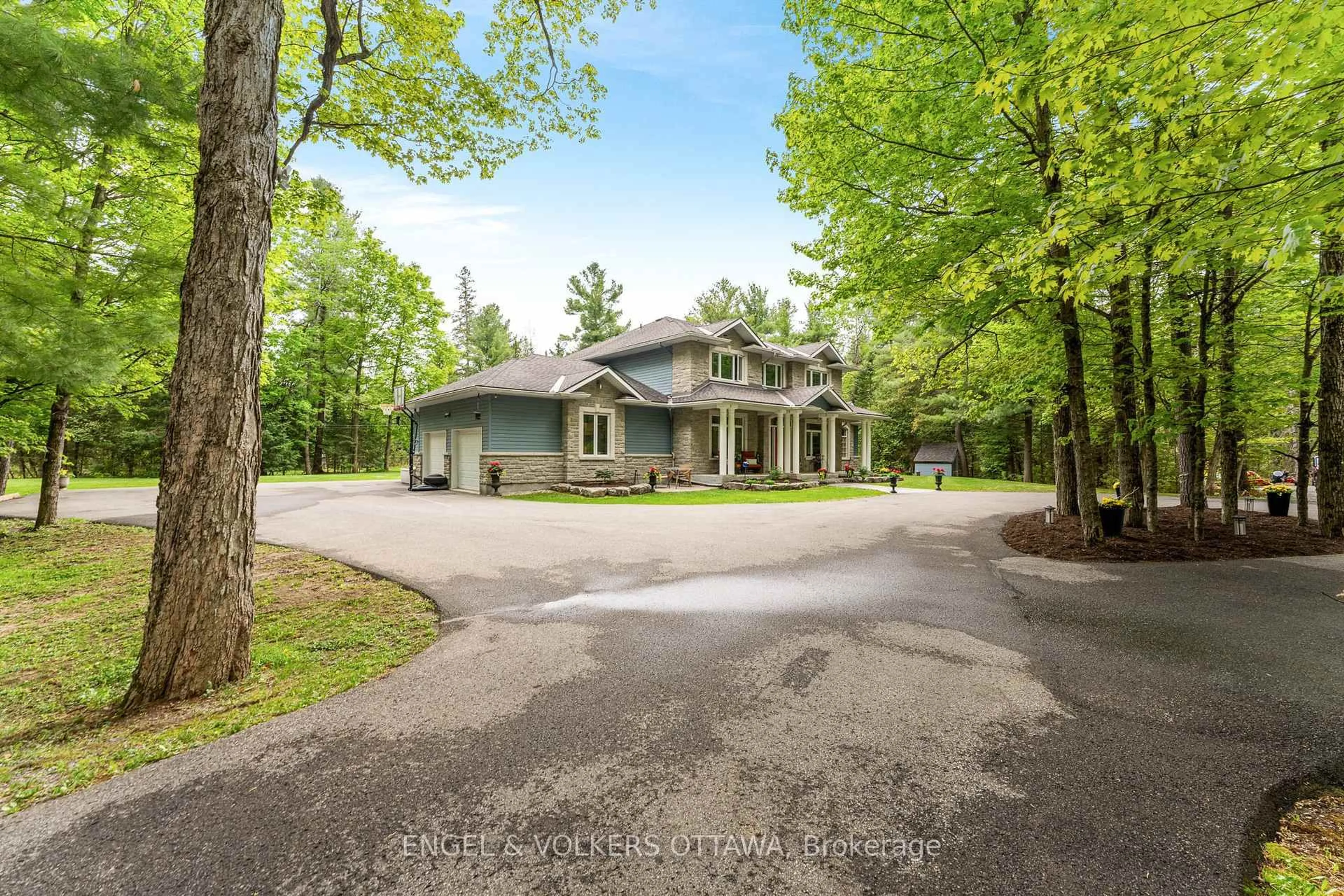 A pic from outside/outdoor area/front of a property/back of a property/a pic from drone, unknown for 5 Carlisle Circ, Ashton Ontario K0A 1B0