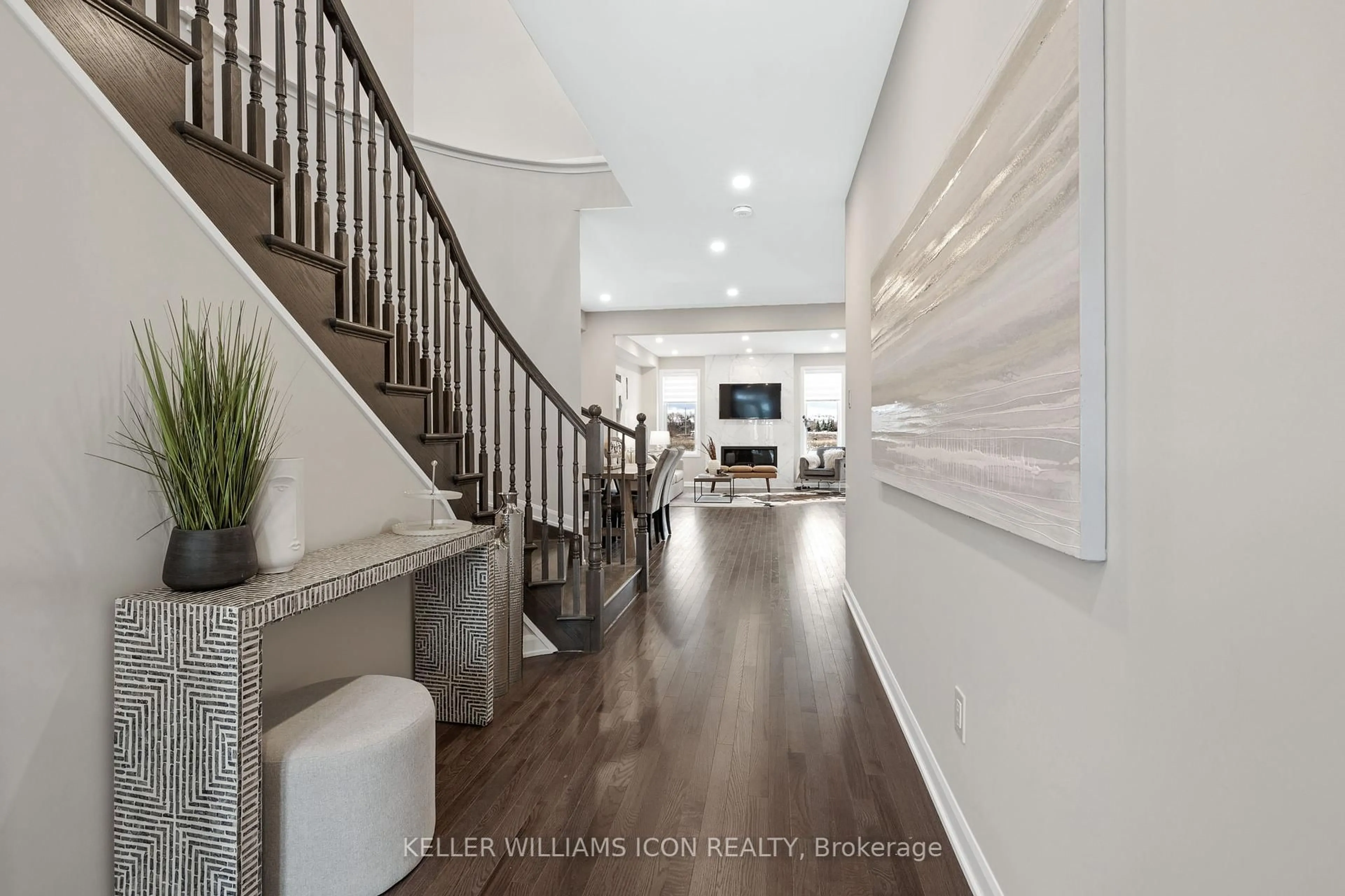 Indoor entryway for 614 Winterset Rd, Ottawa Ontario K2T 0R2