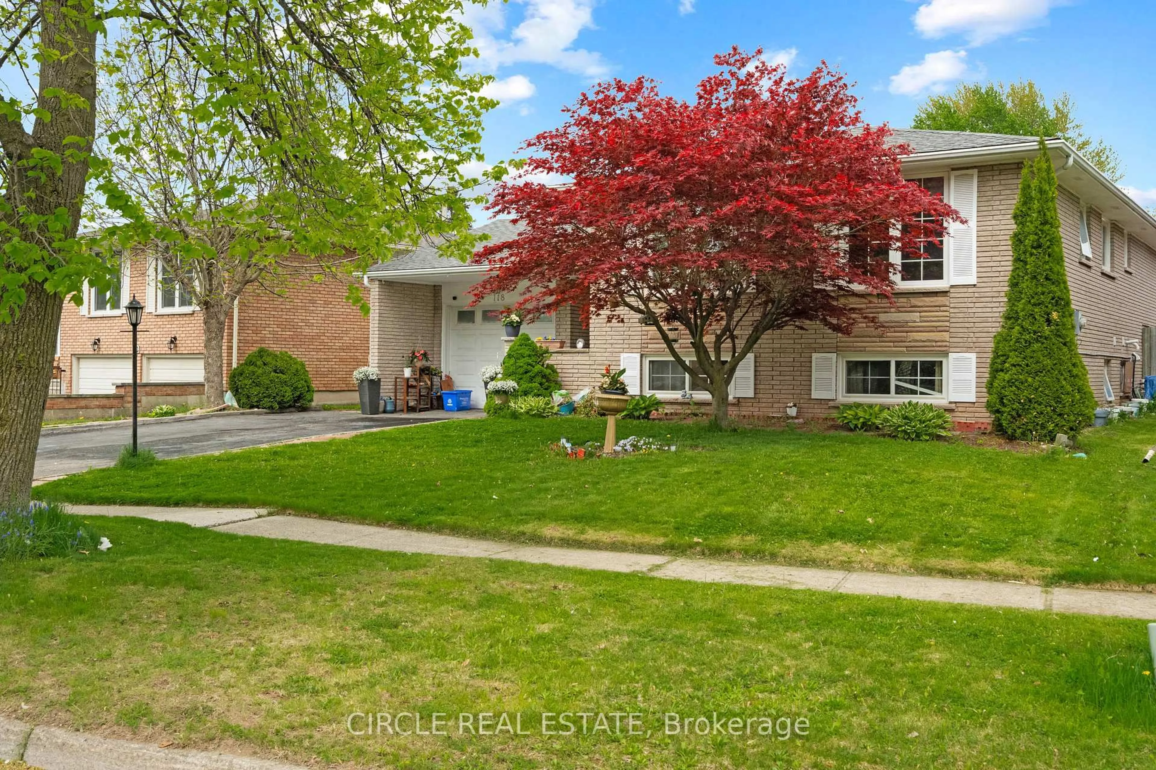 A pic from outside/outdoor area/front of a property/back of a property/a pic from drone, street for 118 Bridlewood Dr, Welland Ontario L3C 6H3