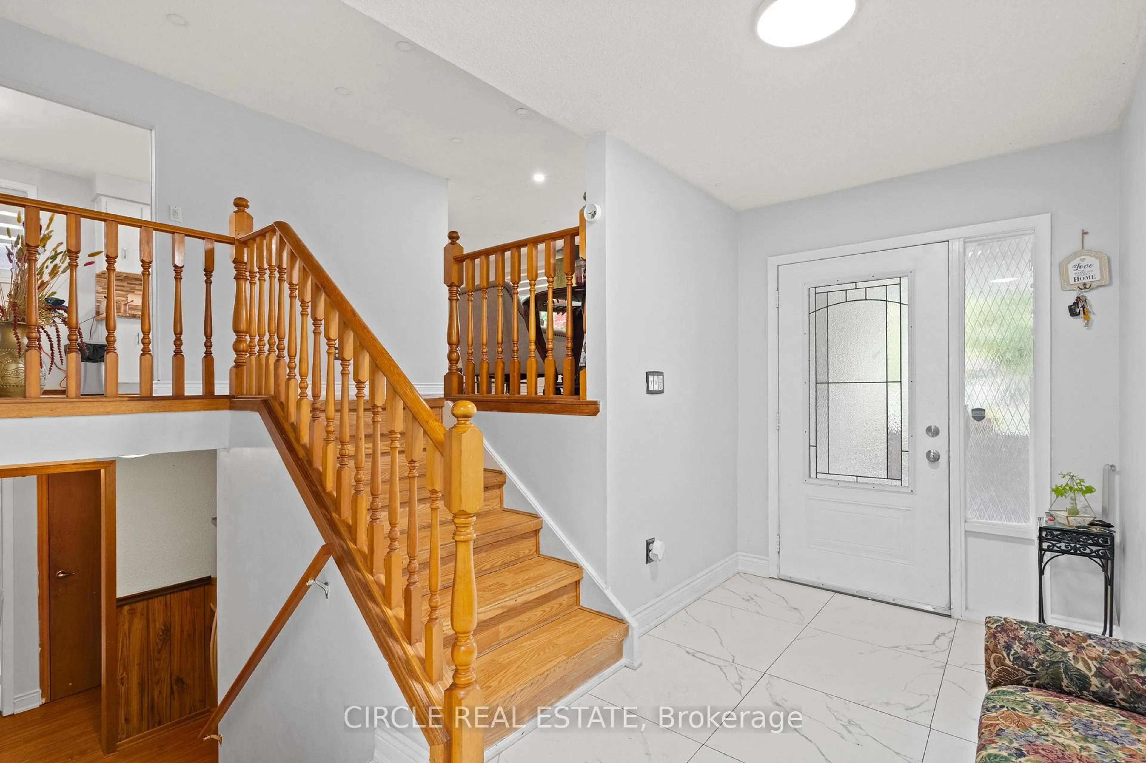 Indoor foyer for 118 Bridlewood Dr, Welland Ontario L3C 6H3