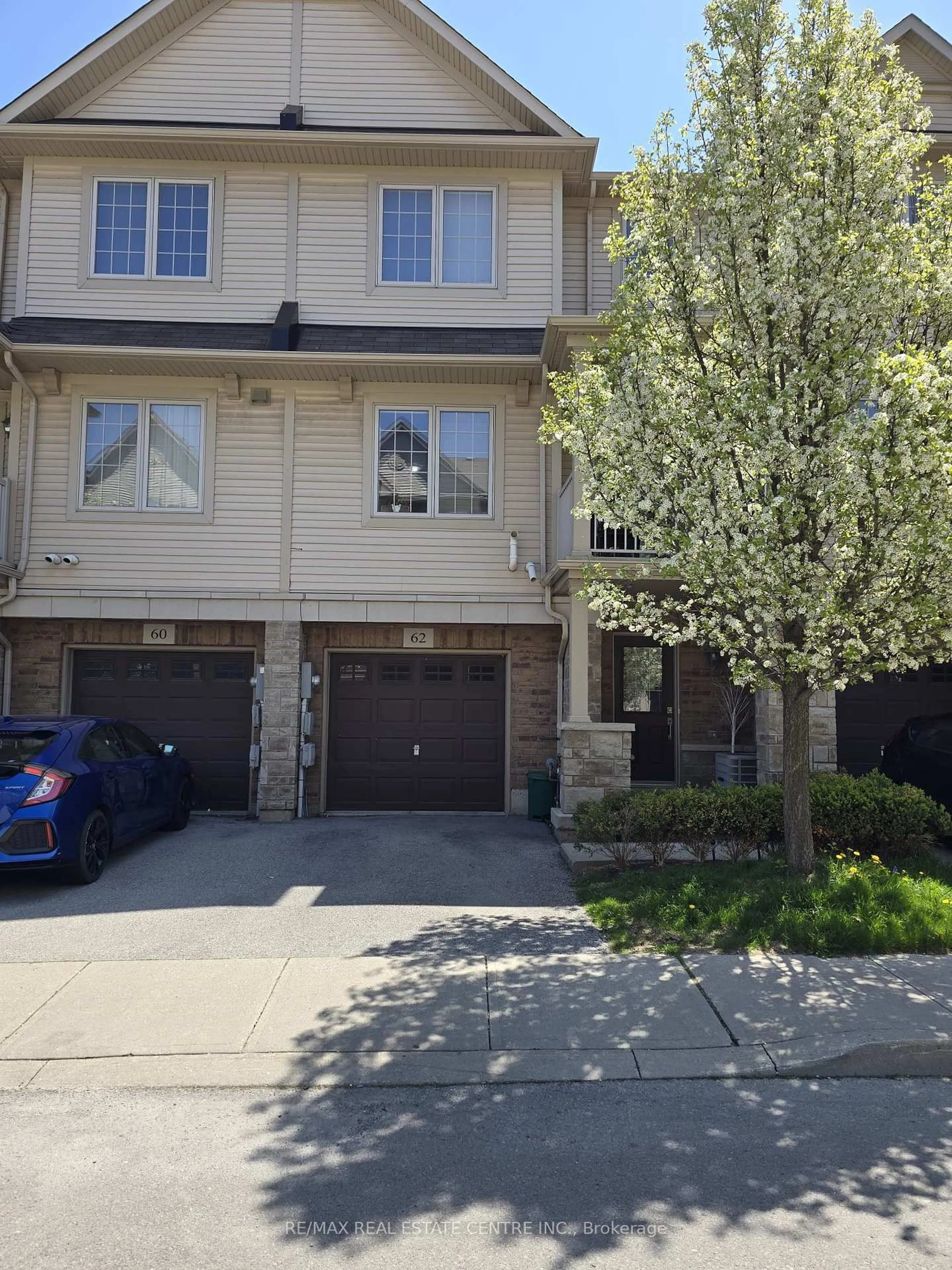 A pic from outside/outdoor area/front of a property/back of a property/a pic from drone, street for 541 WINSTON Rd #62, Grimsby Ontario L3M 0C5