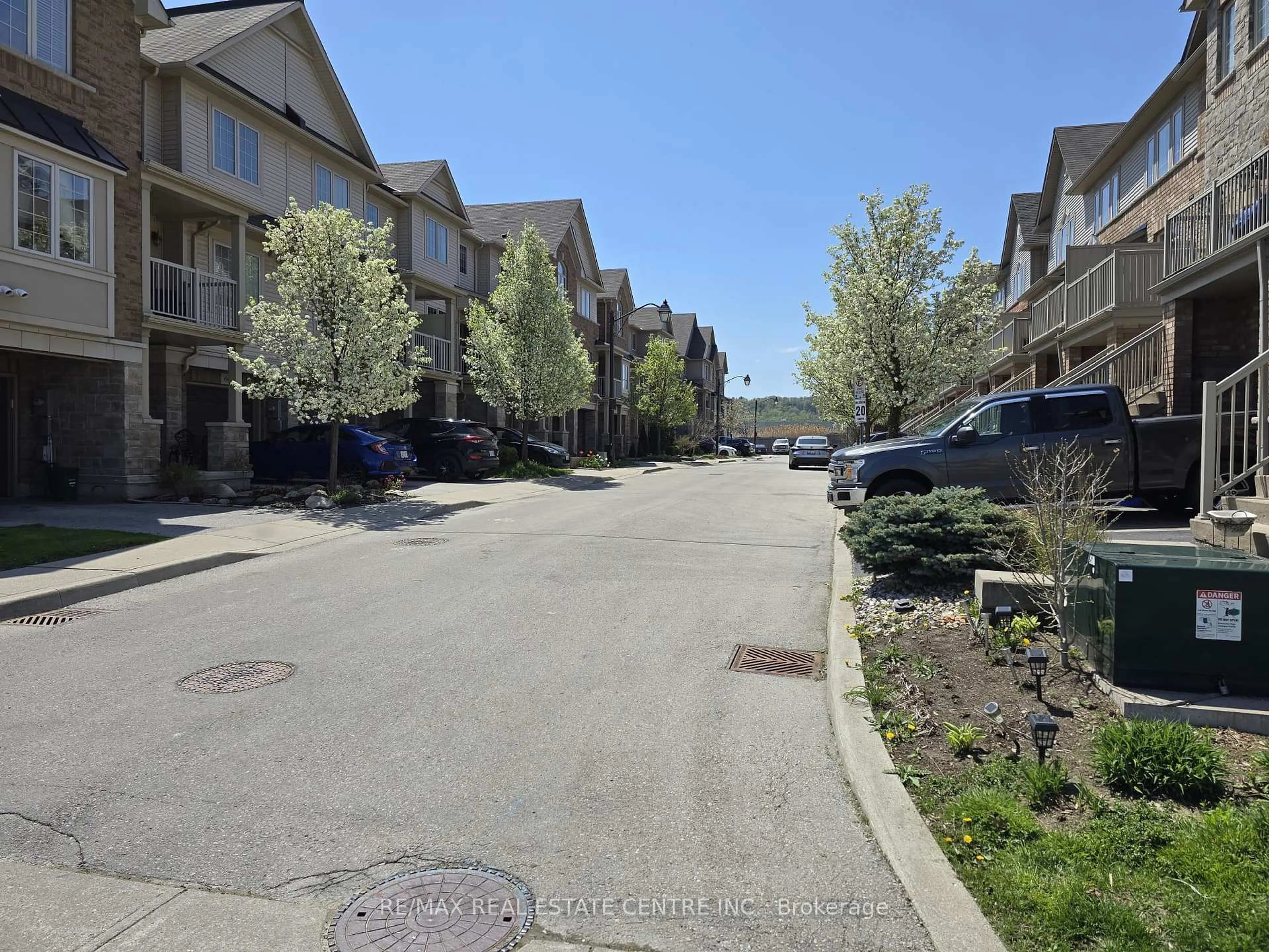 A pic from outside/outdoor area/front of a property/back of a property/a pic from drone, street for 541 WINSTON Rd #62, Grimsby Ontario L3M 0C5