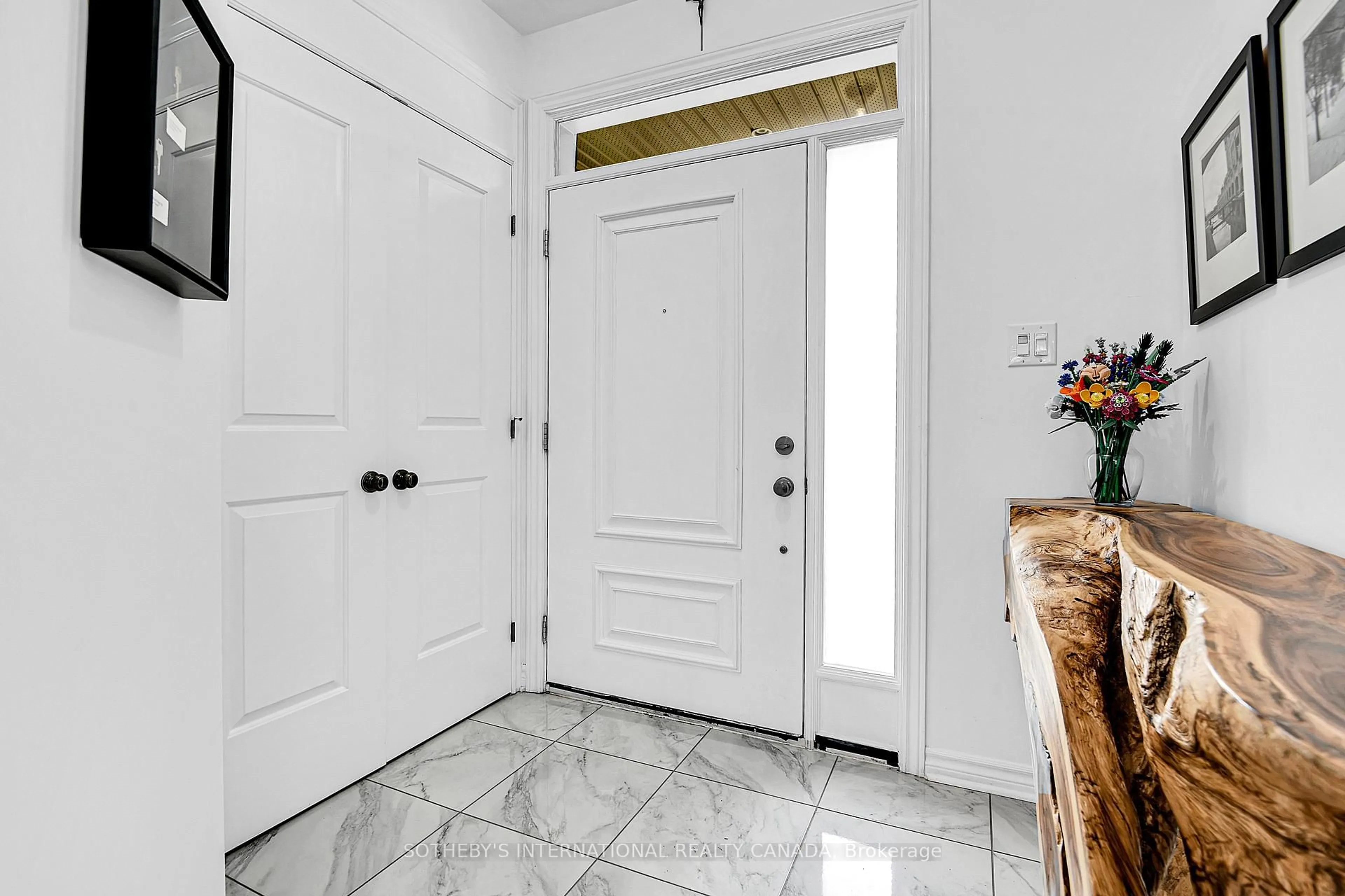 Indoor entryway for 727 Bunchberry Way N/A, Ottawa Ontario K1T 3T8