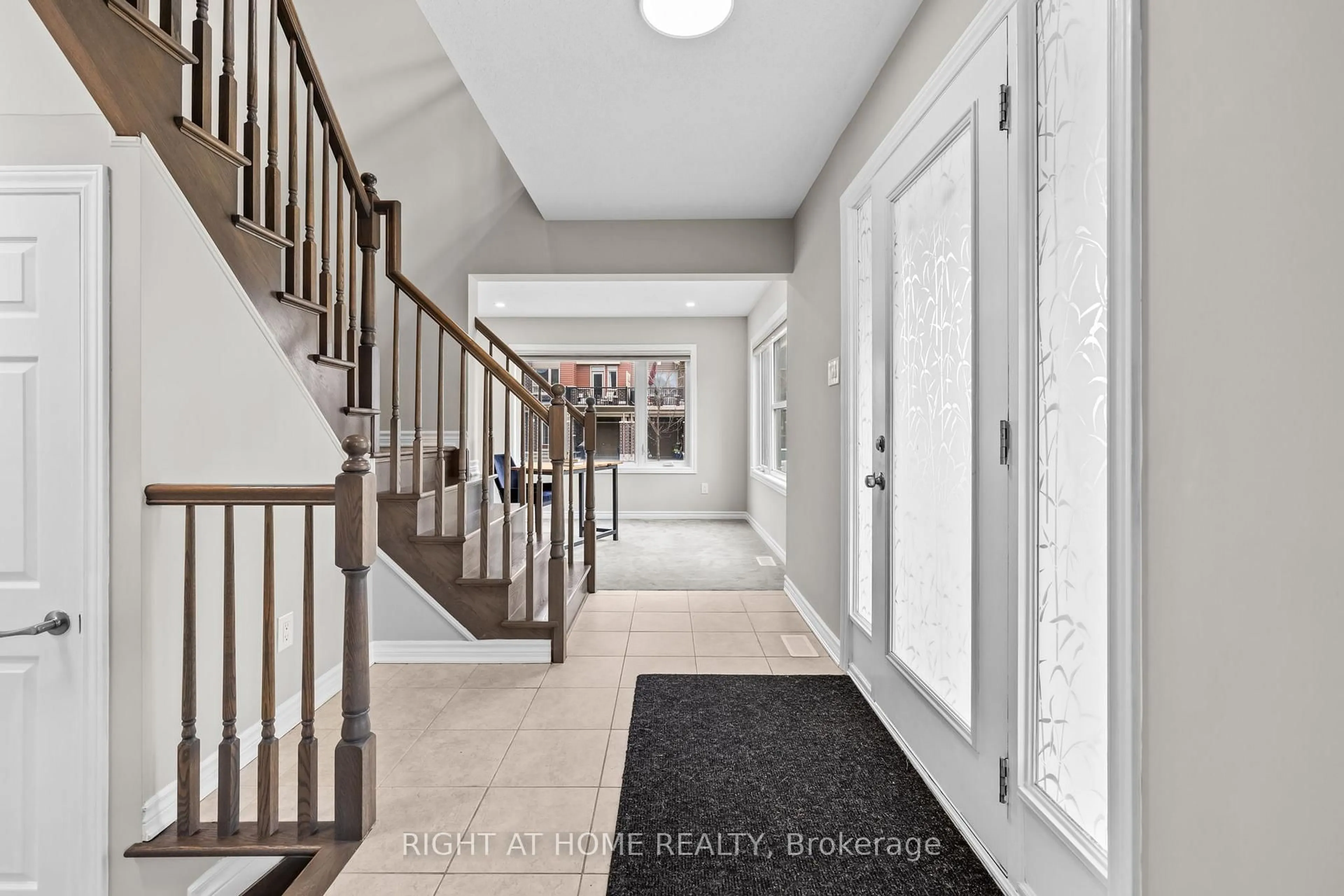 Indoor entryway for 724 JUNEBERRY Lane, Ottawa Ontario K2V 0K7