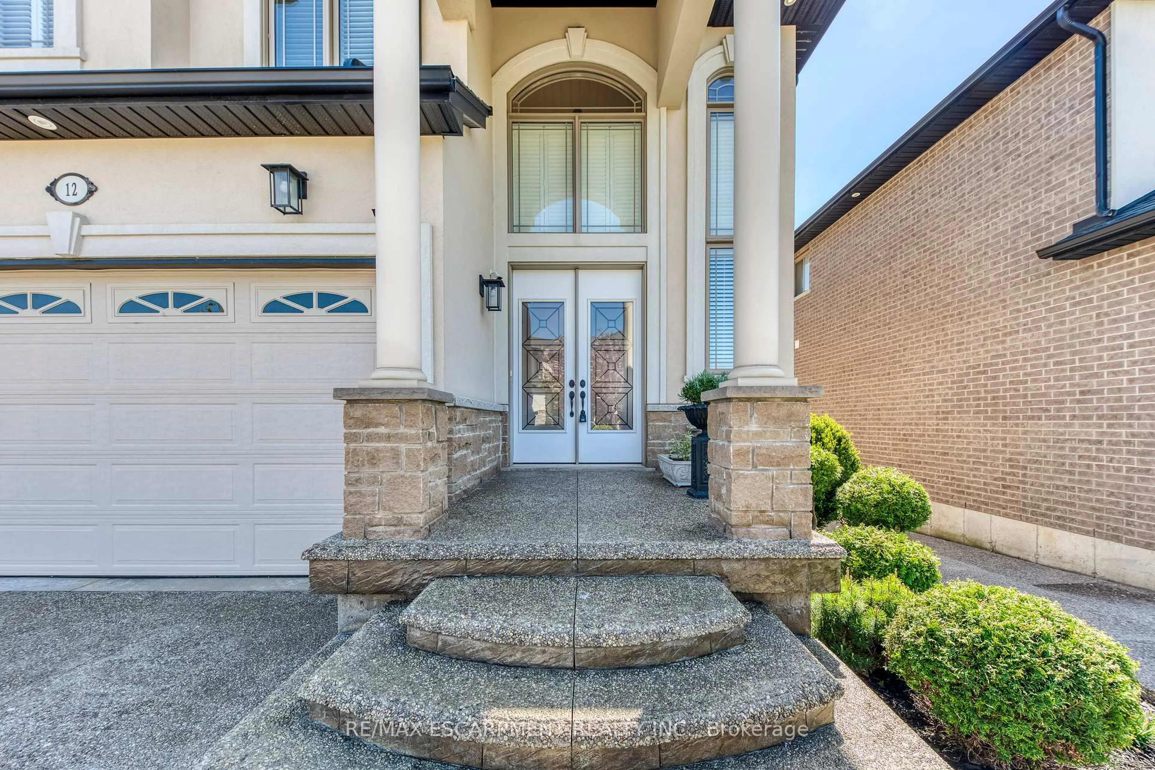 Indoor entryway for 12 Riva Crt, Hamilton Ontario L9B 0H9