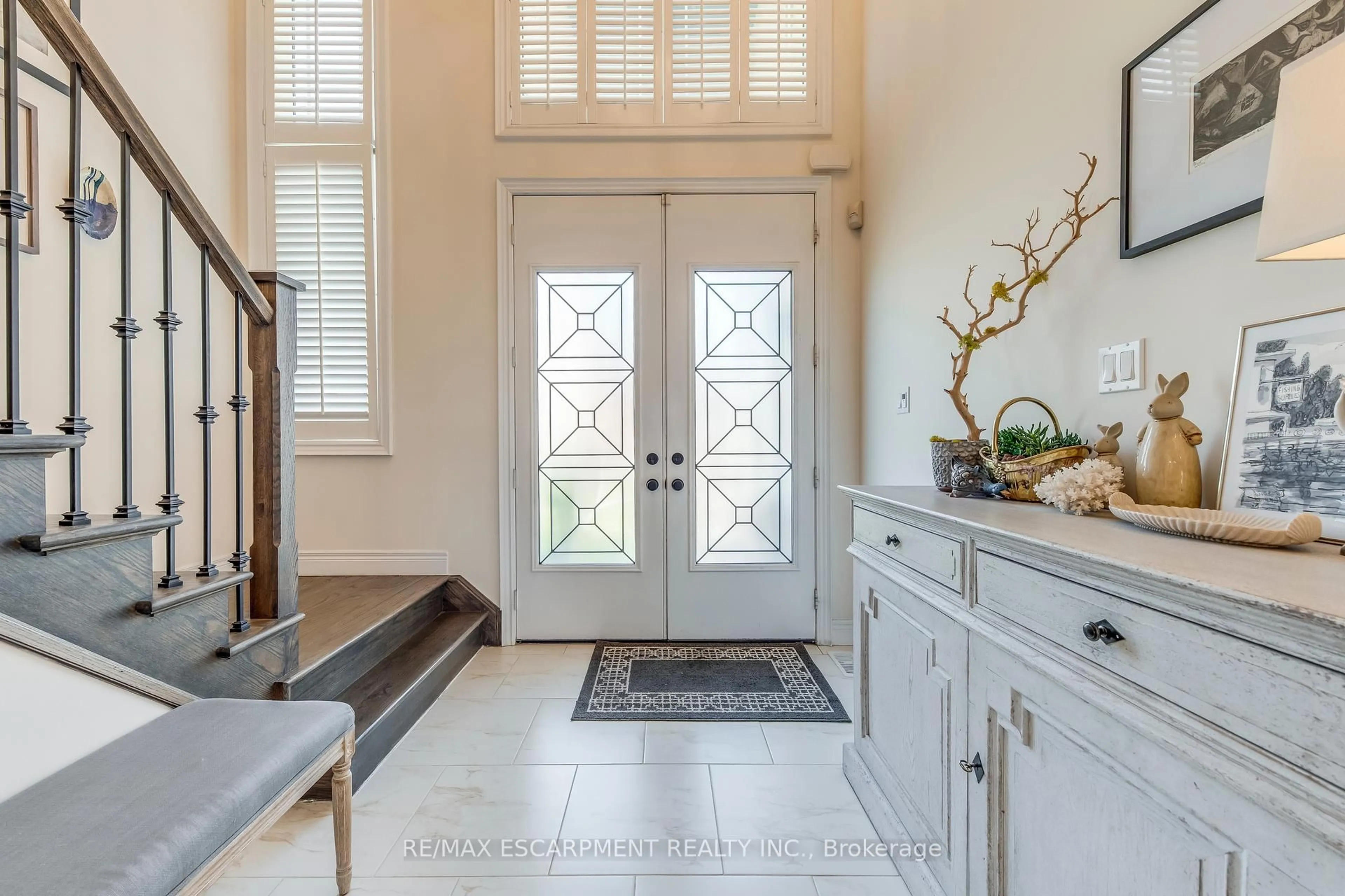Indoor entryway for 12 Riva Crt, Hamilton Ontario L9B 0H9
