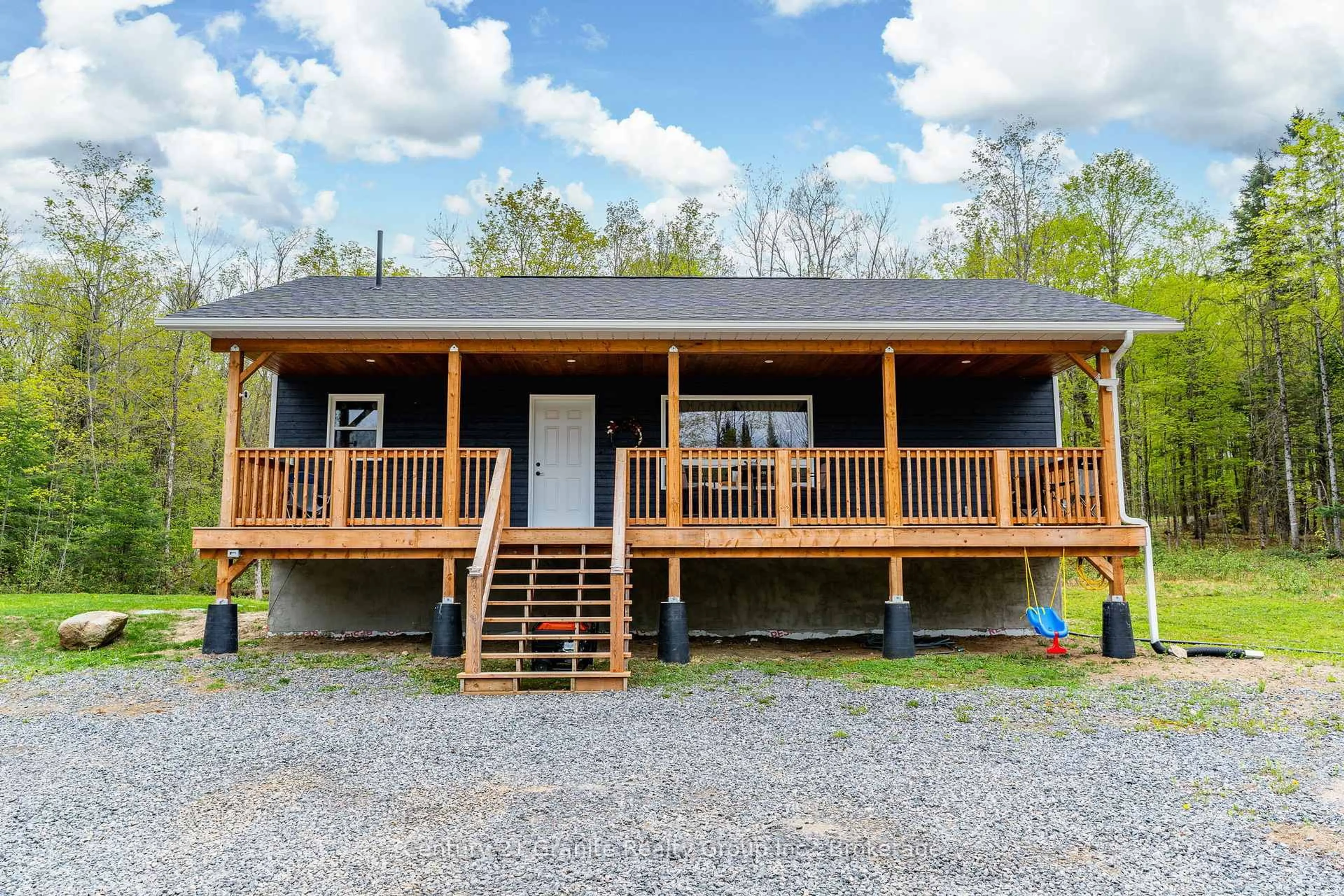 Home with vinyl exterior material, unknown for 10498 Highway 118 N/A, Algonquin Highlands Ontario K0M 1J0