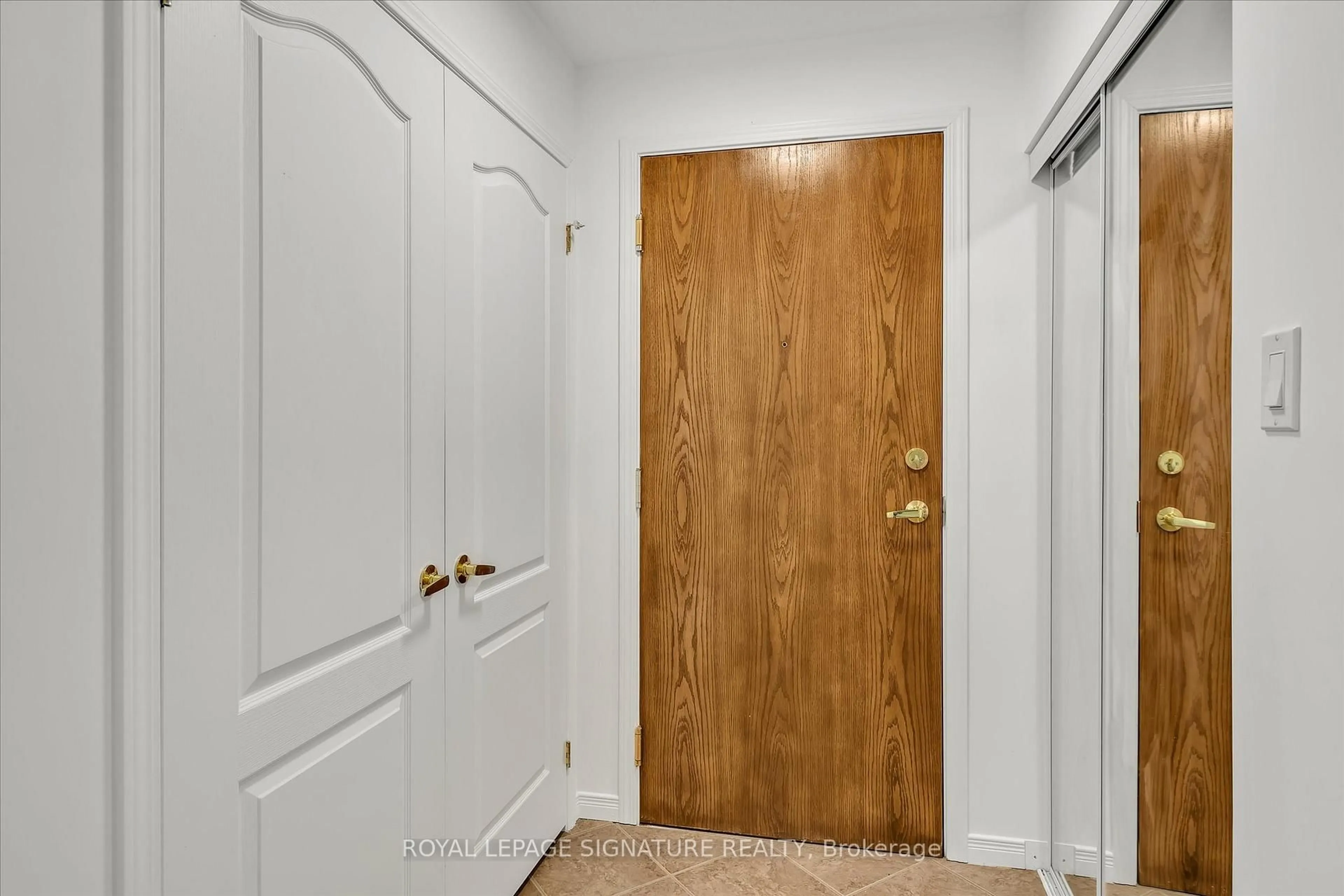Indoor entryway for 312 Spillsbury Dr #302, Otonabee-South Monaghan Ontario K9K 0B6