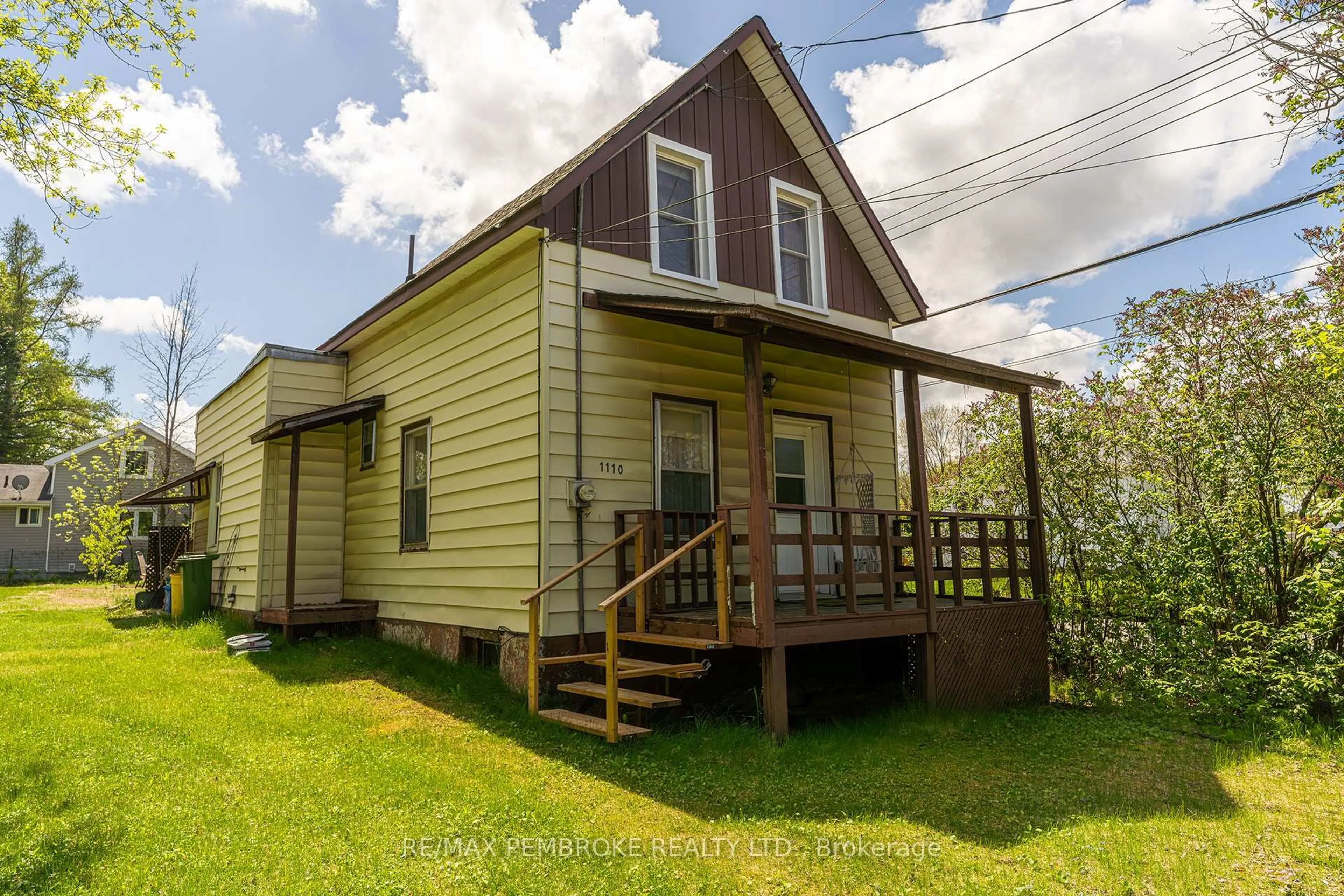 A pic from outside/outdoor area/front of a property/back of a property/a pic from drone, building for 1110 Bronx St, Pembroke Ontario K8A 6G7