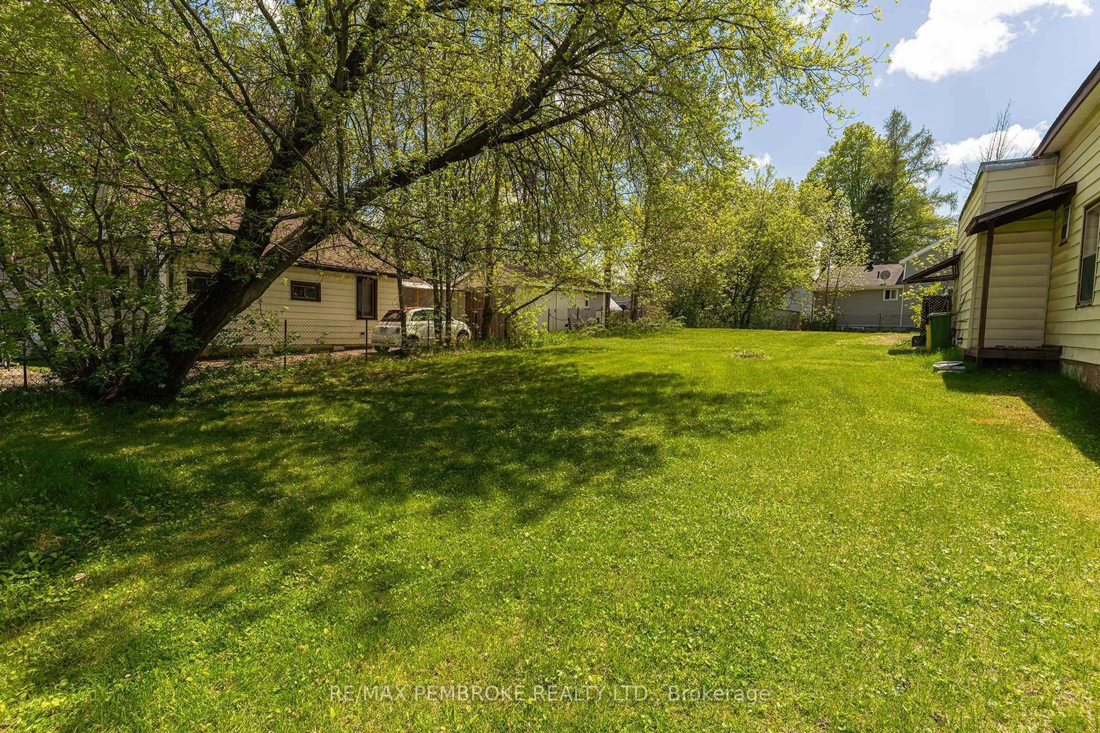 Patio, forest/trees view for 1110 Bronx St, Pembroke Ontario K8A 6G7