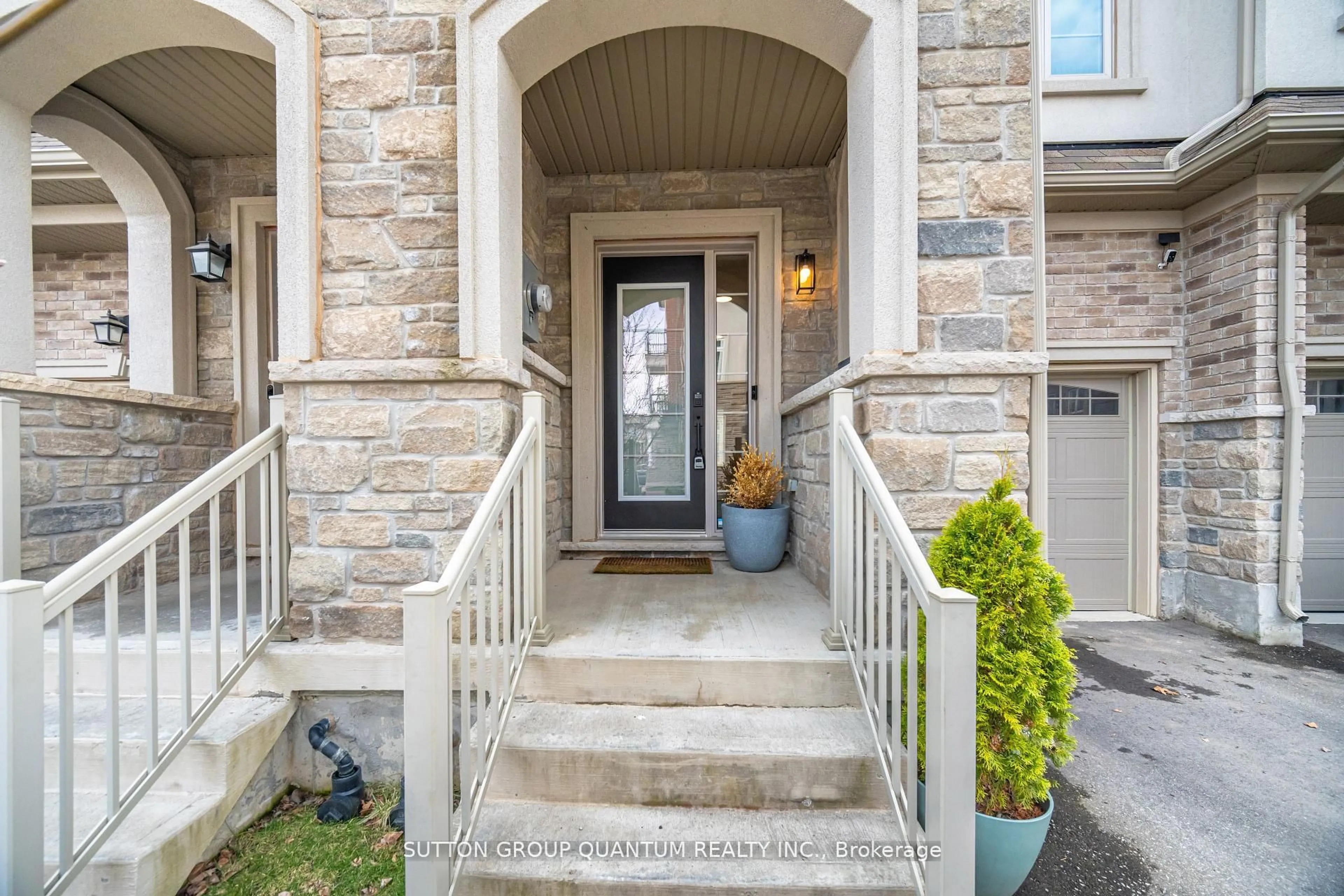 Indoor entryway for 110 Borers Creek Circ, Hamilton Ontario L8B 1W3