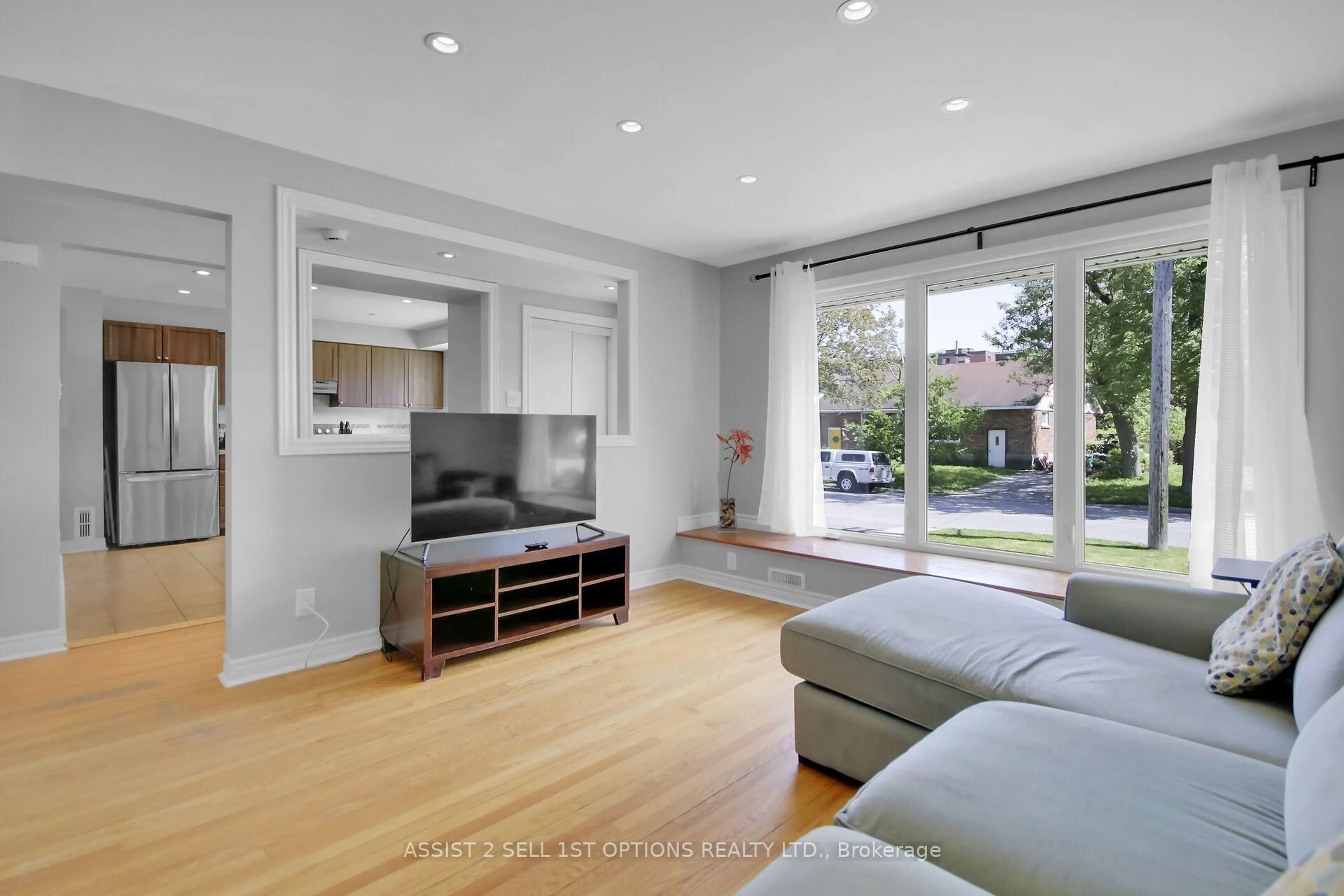 Living room with furniture, unknown for 1415 Chatelain Ave, Ottawa Ontario K1Z 8A9