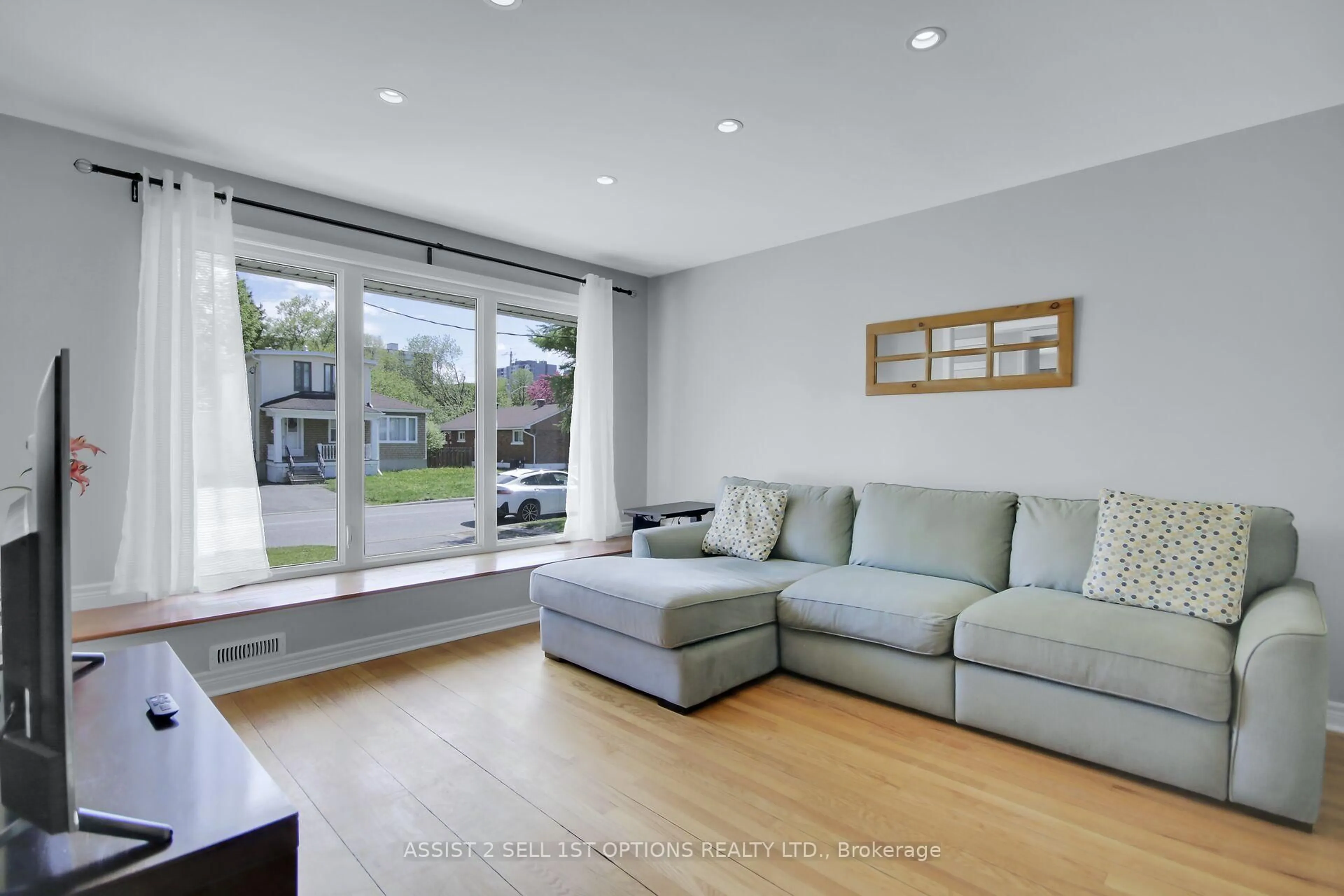 Living room with furniture, unknown for 1415 Chatelain Ave, Ottawa Ontario K1Z 8A9