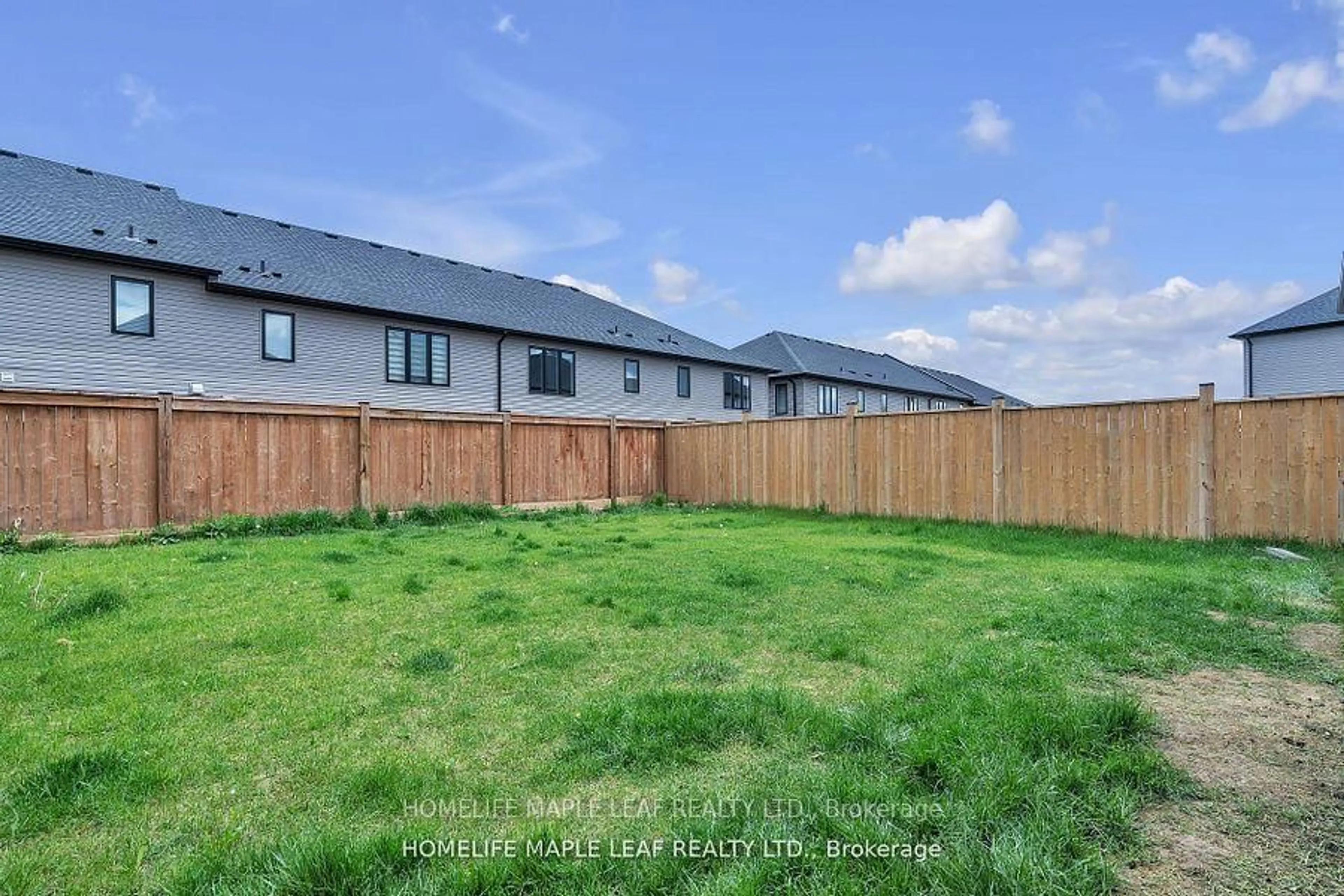 A pic from outside/outdoor area/front of a property/back of a property/a pic from drone, unknown for 3007 DOYLE Dr, London South Ontario N6M 0G8