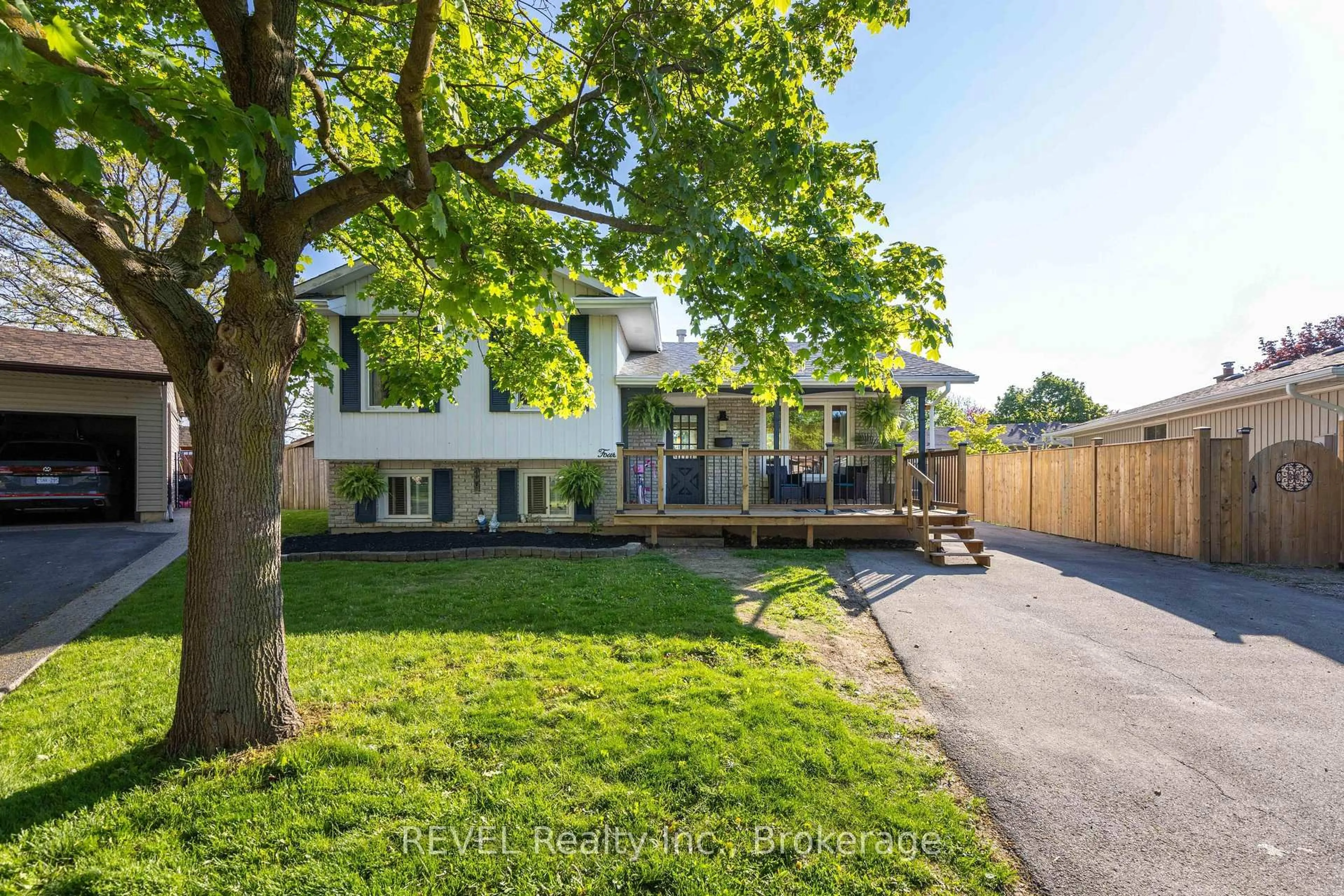 A pic from outside/outdoor area/front of a property/back of a property/a pic from drone, street for 4 ELAINE Crt, St. Catharines Ontario L2N 6S1