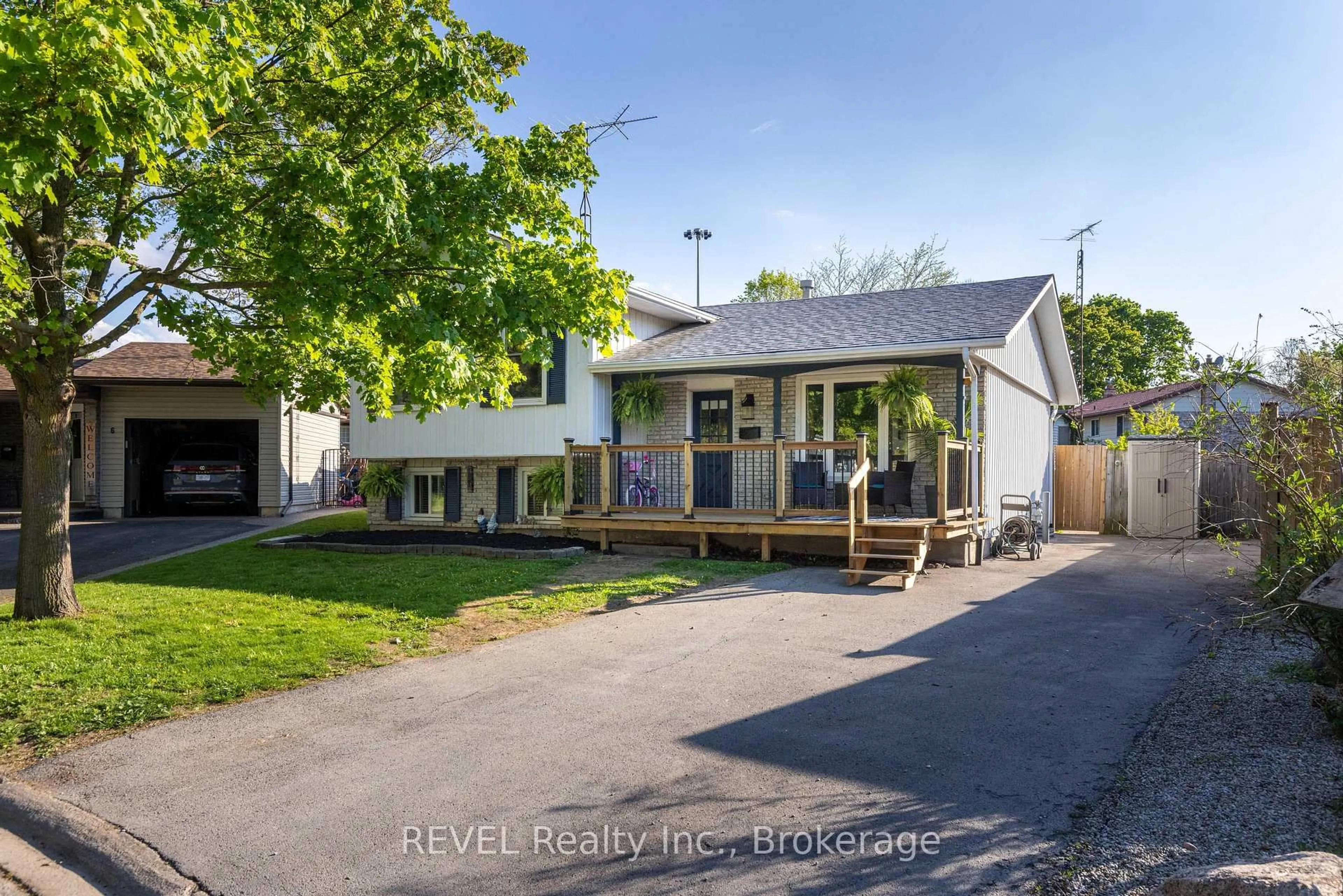A pic from outside/outdoor area/front of a property/back of a property/a pic from drone, street for 4 ELAINE Crt, St. Catharines Ontario L2N 6S1