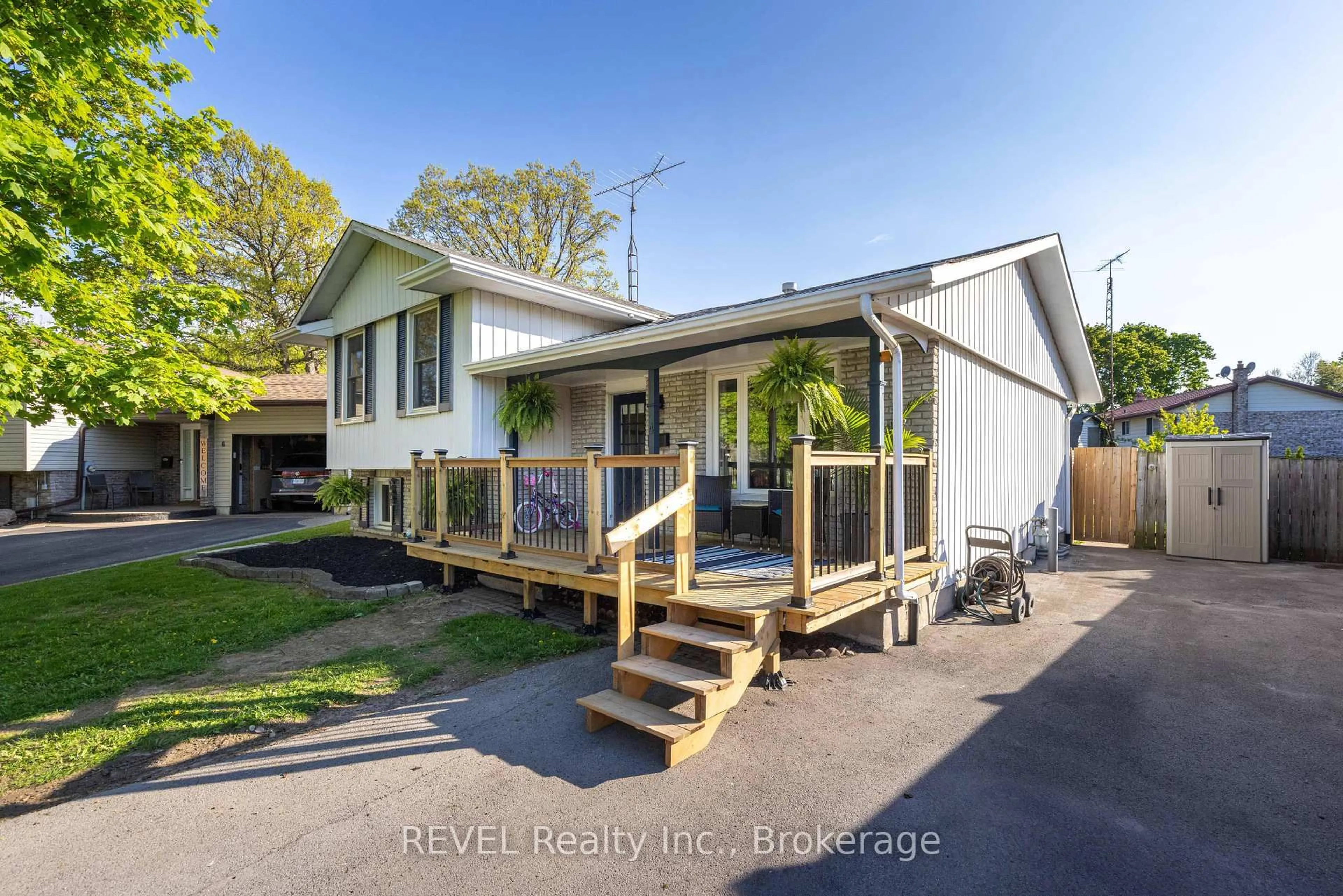 Unknown for 4 ELAINE Crt, St. Catharines Ontario L2N 6S1