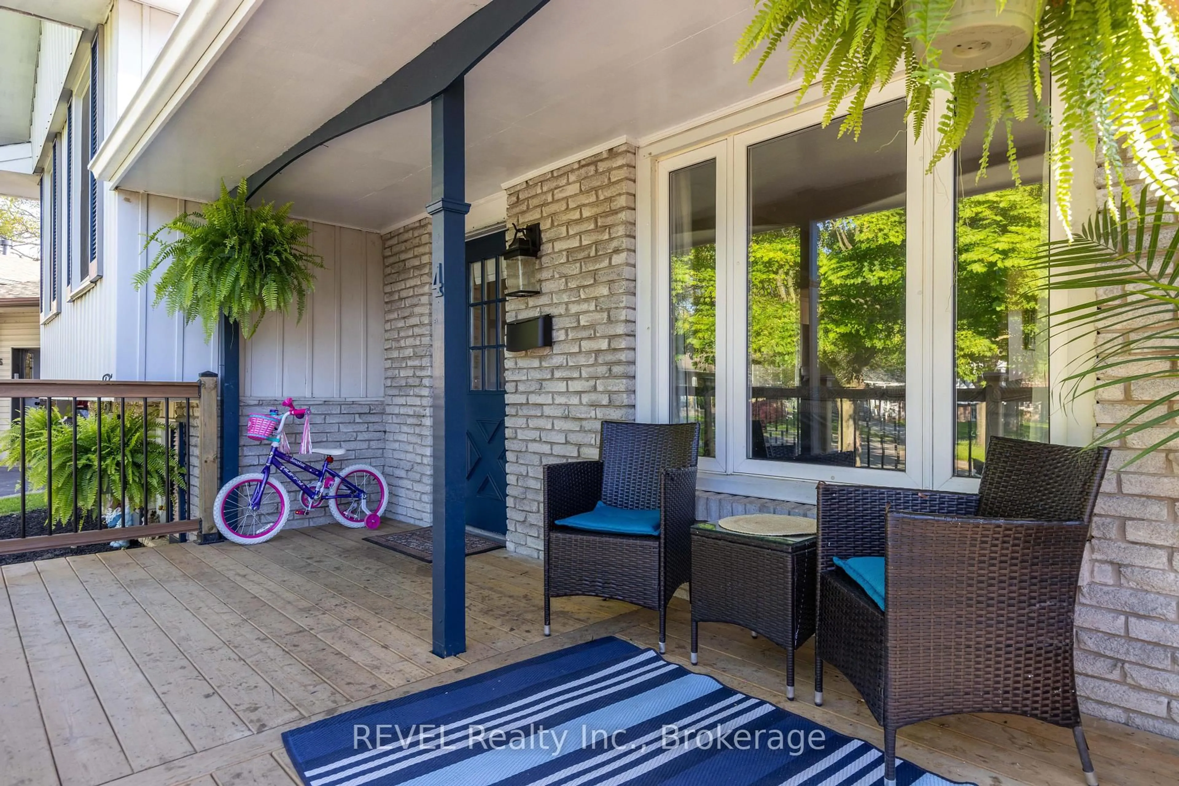 Patio, street for 4 ELAINE Crt, St. Catharines Ontario L2N 6S1