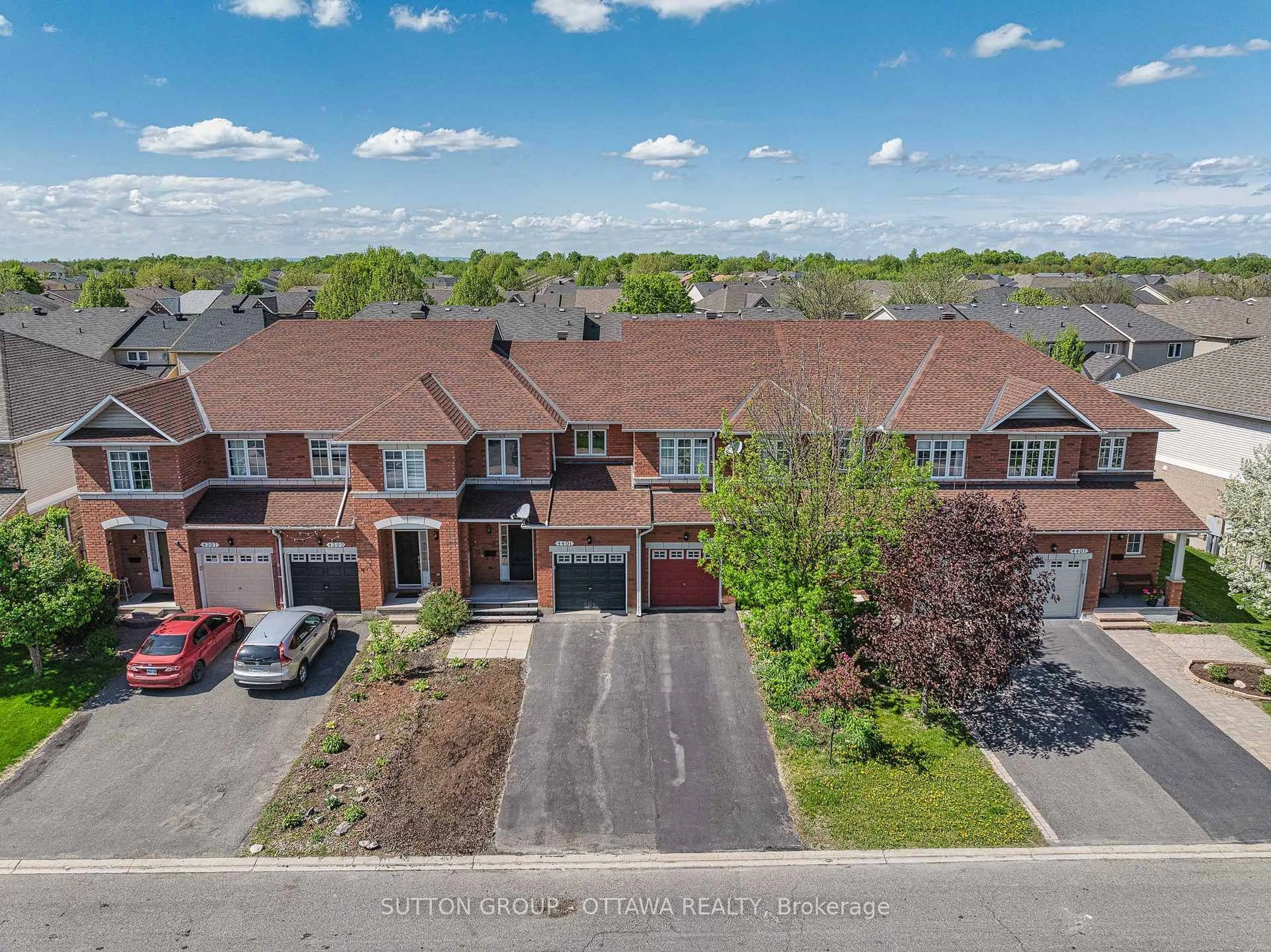 A pic from outside/outdoor area/front of a property/back of a property/a pic from drone, street for 4401 Goldeneye Way, Ottawa Ontario K1V 2J4