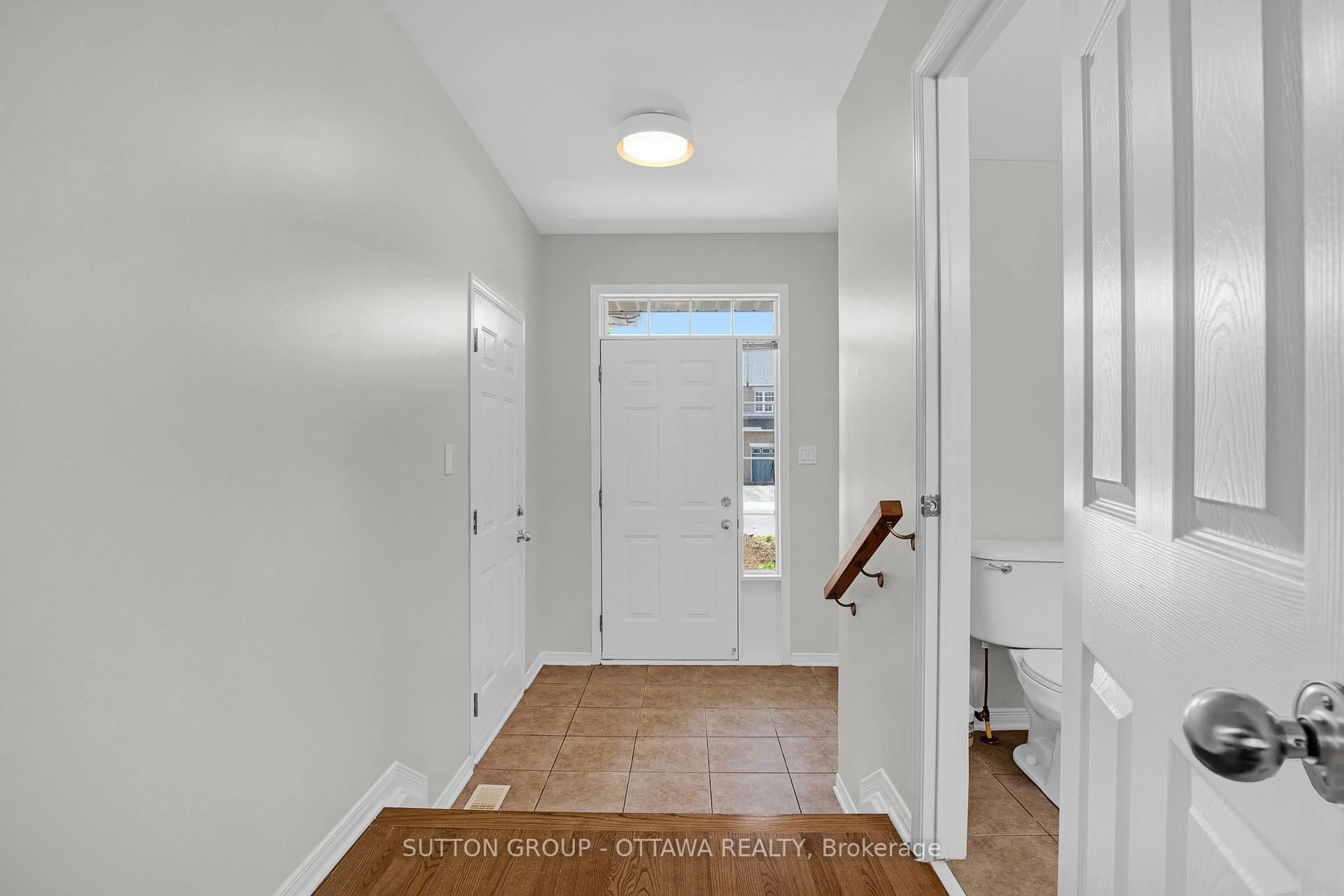 Indoor entryway for 4401 Goldeneye Way, Ottawa Ontario K1V 2J4