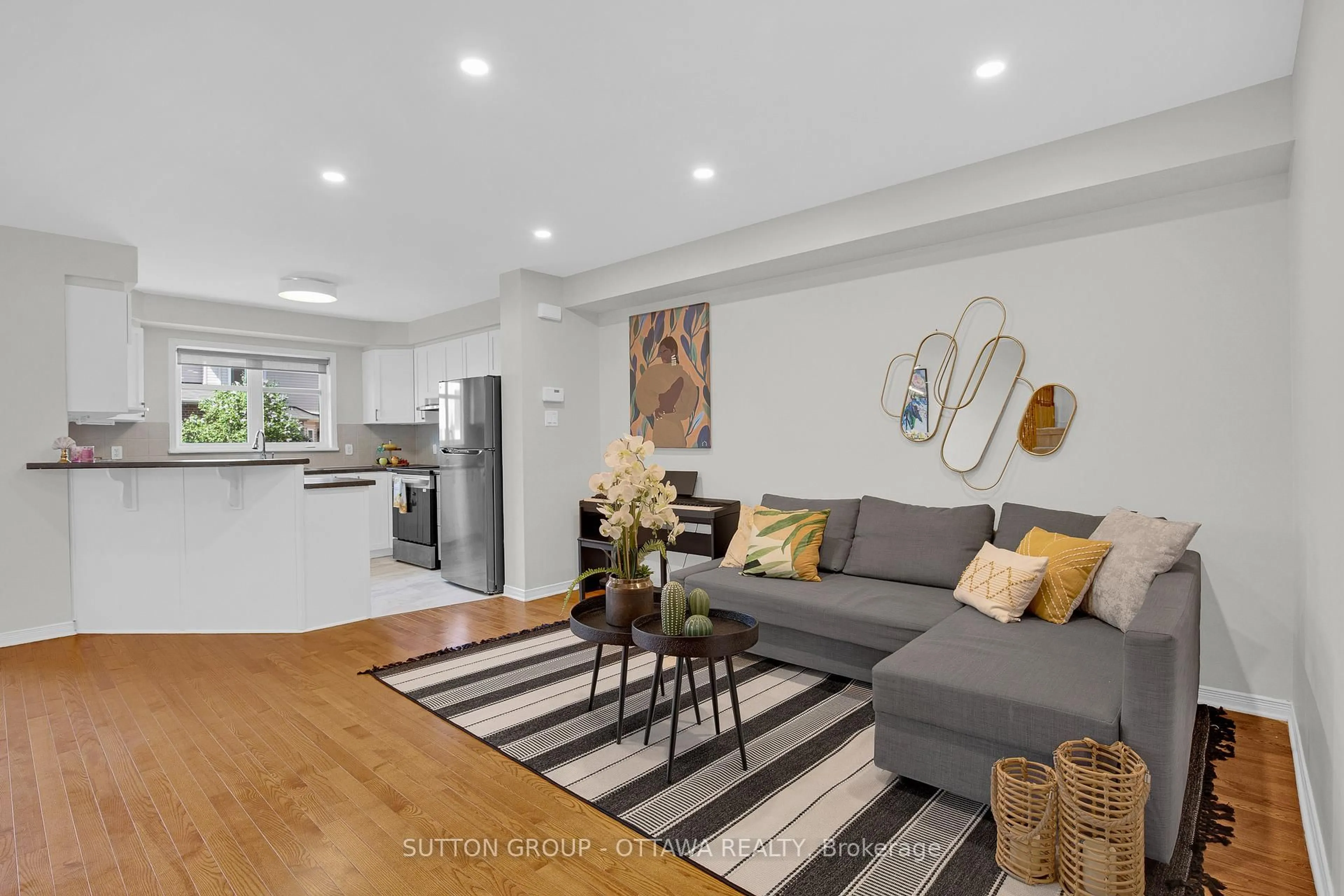 Living room with furniture, unknown for 4401 Goldeneye Way, Ottawa Ontario K1V 2J4