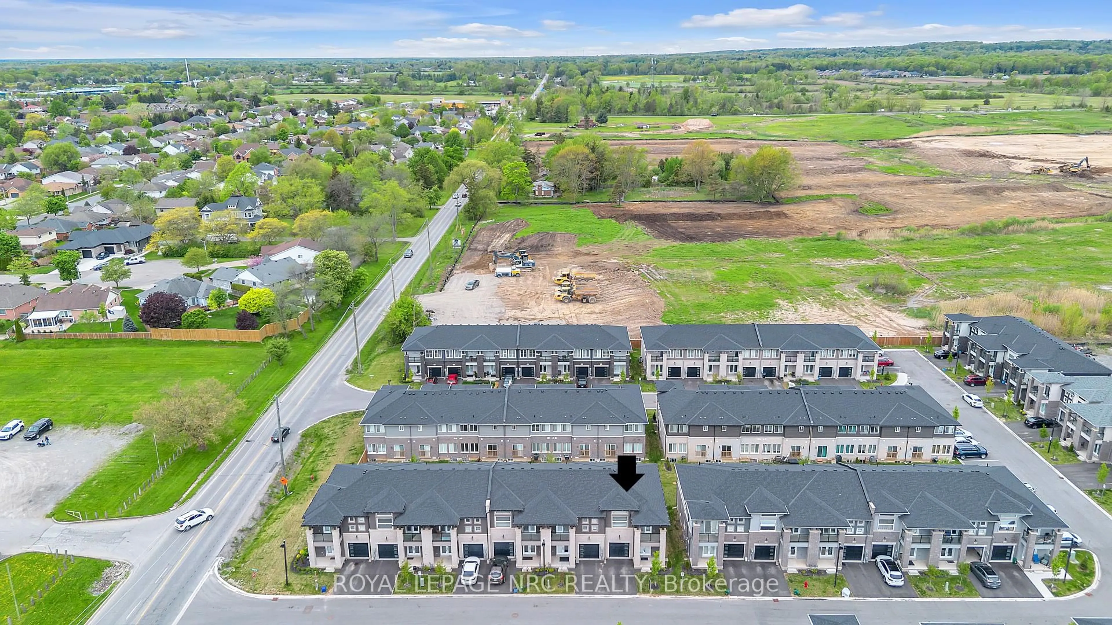 A pic from outside/outdoor area/front of a property/back of a property/a pic from drone, street for 120 Renfrew  Trail Dr, Welland Ontario L3C 0K2