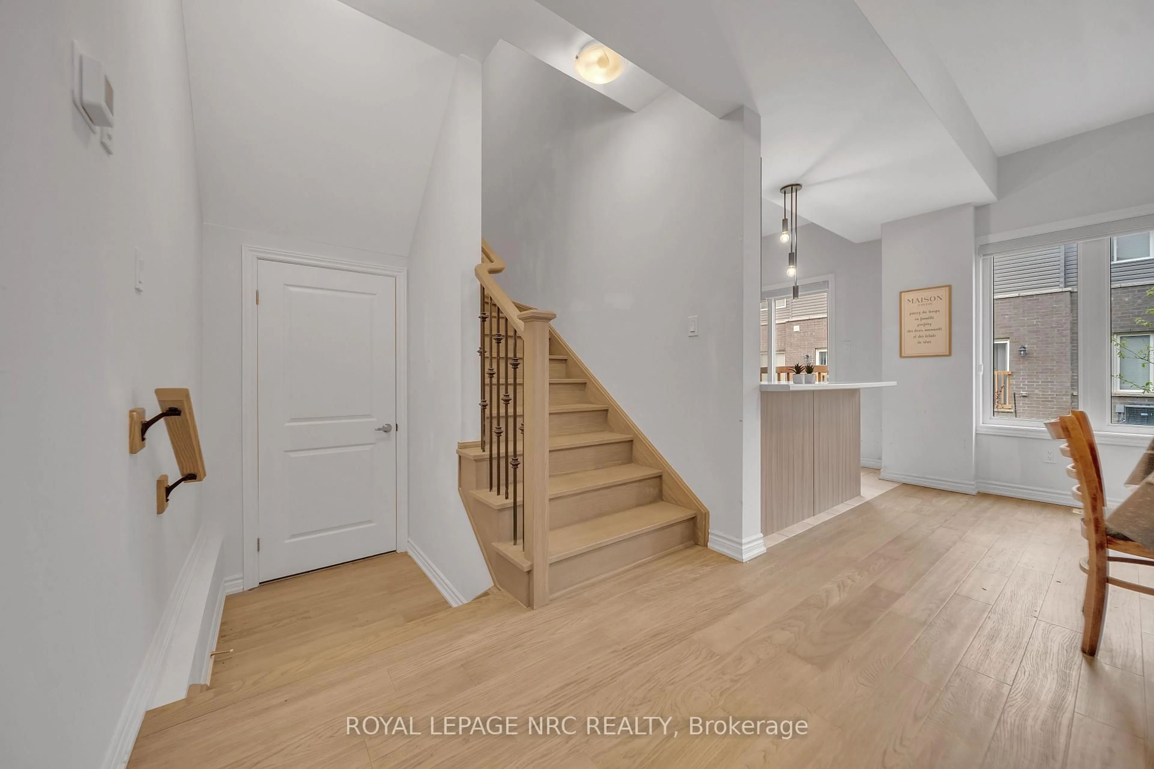 Indoor entryway for 120 Renfrew  Trail Dr, Welland Ontario L3C 0K2